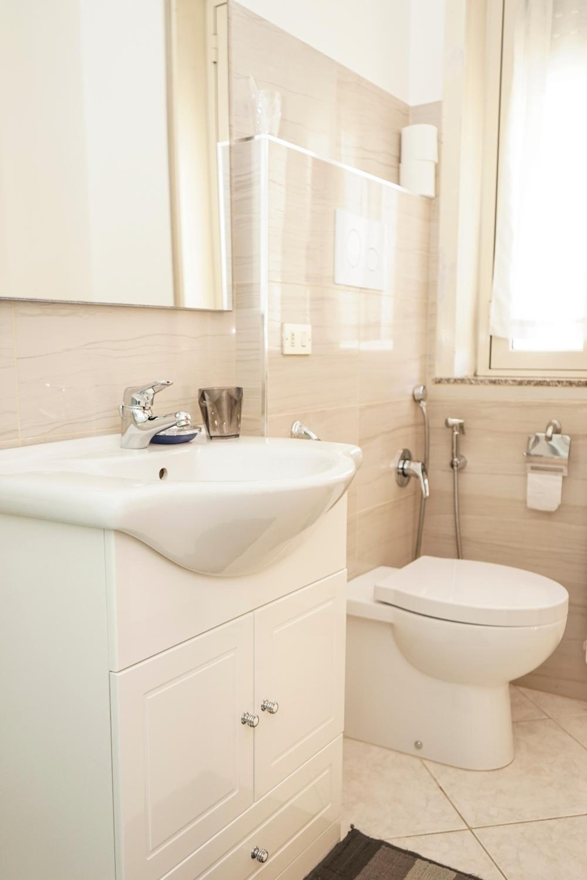 Double or Twin Room with Private Bathroom - Photo 3