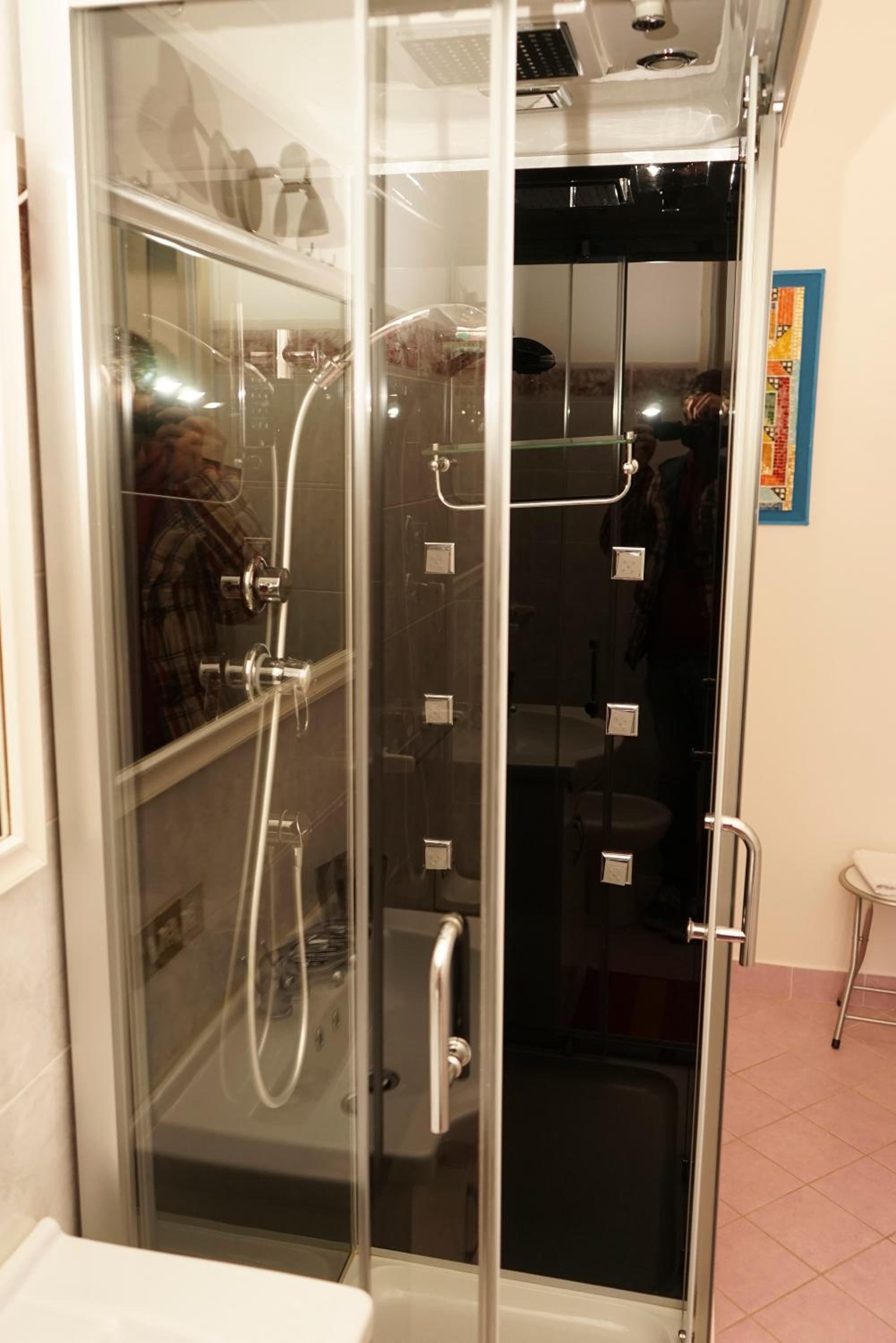 Double Room with Private Bathroom - Photo 3