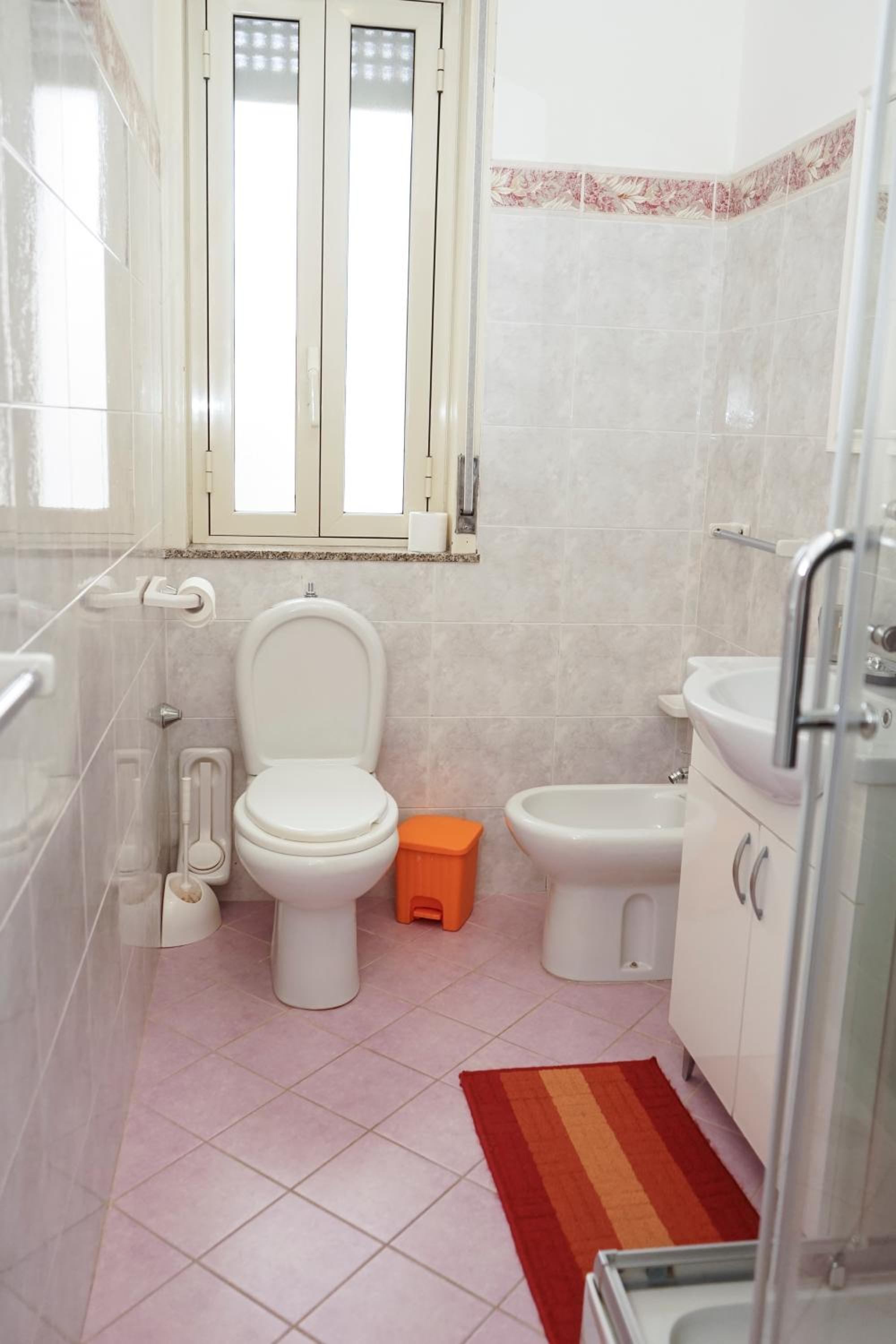 Double Room with Private Bathroom - Photo 4