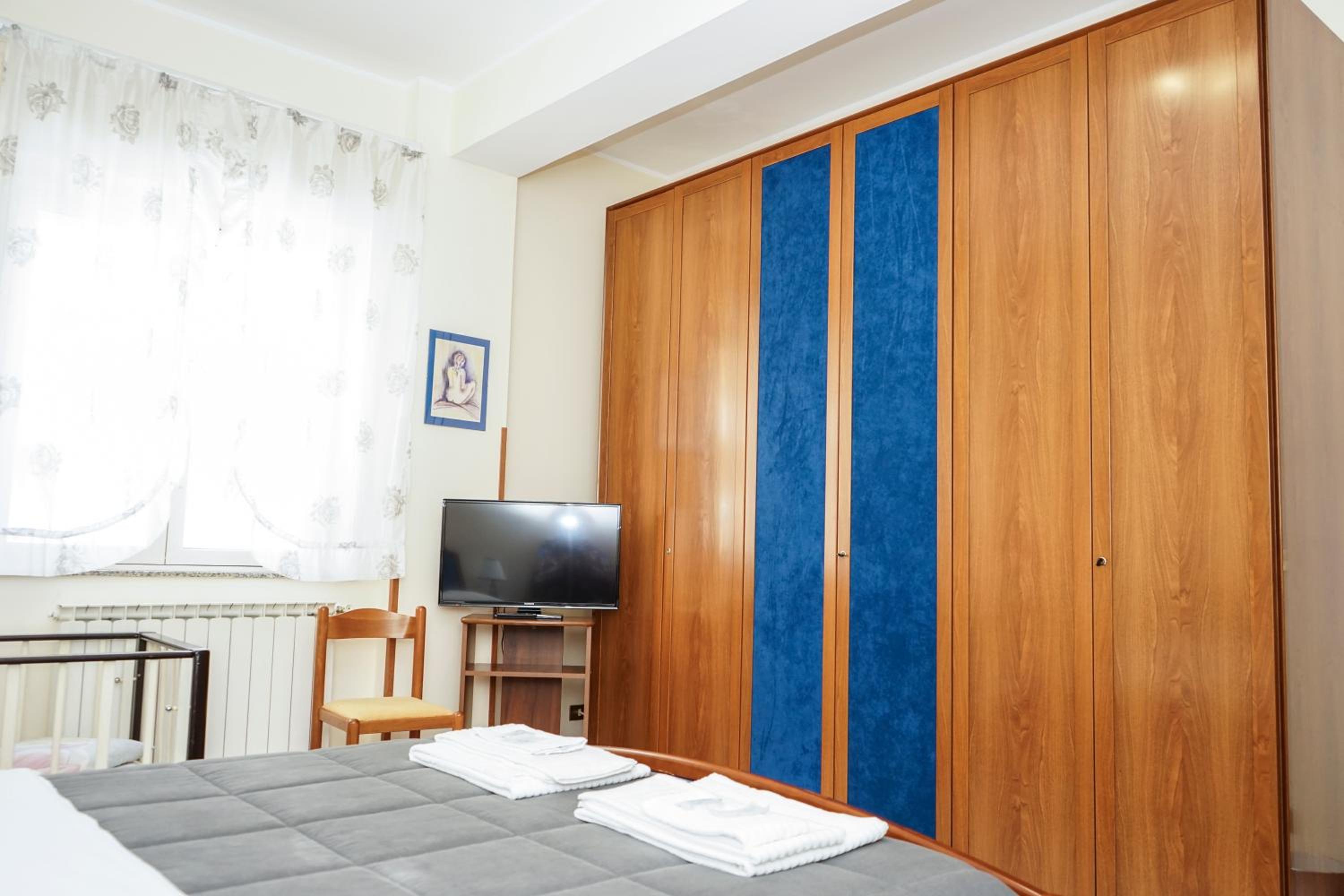 Double Room with Private Bathroom - Photo 2