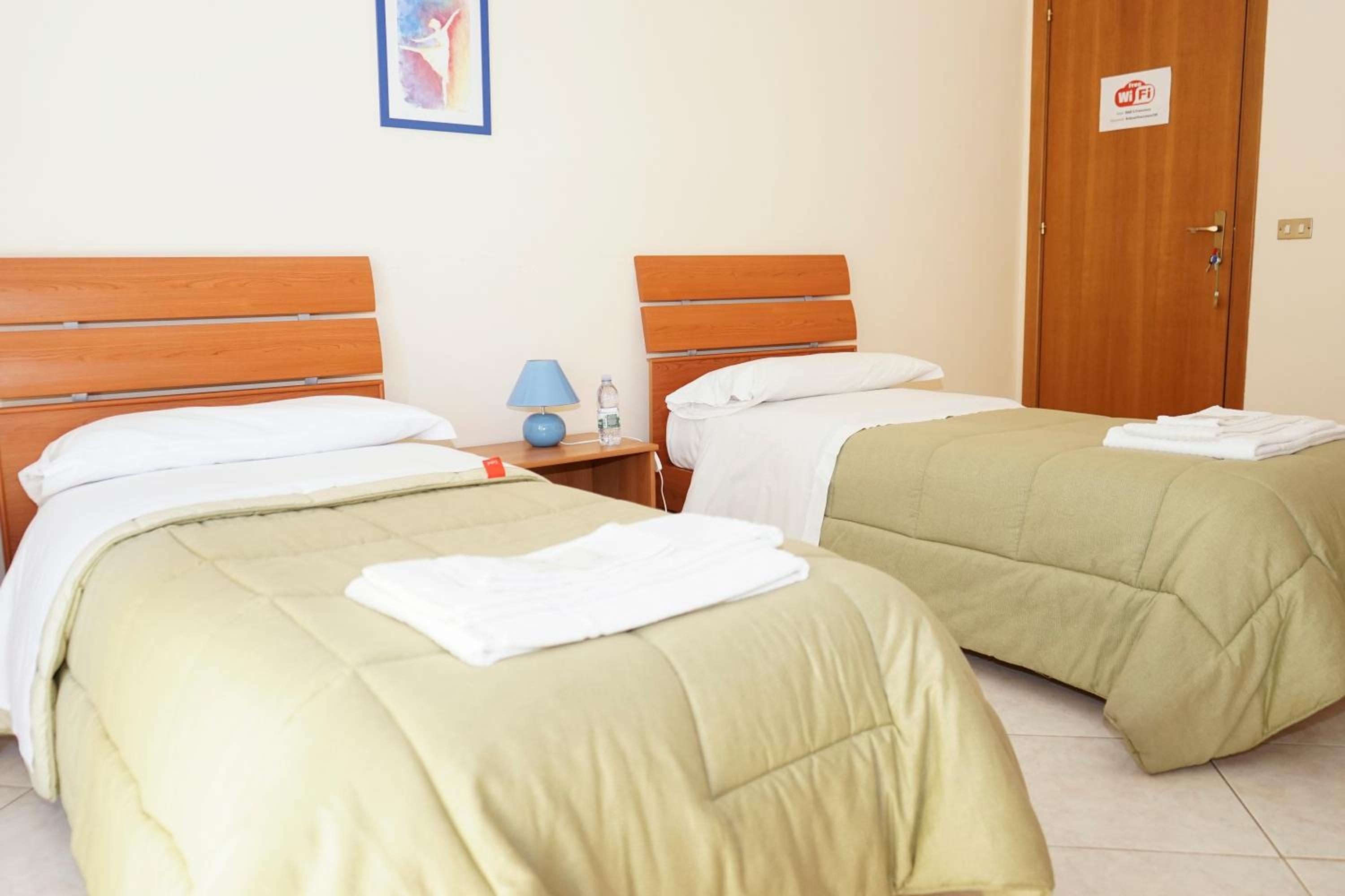 Double or Twin Room with Private Bathroom - Photo 5