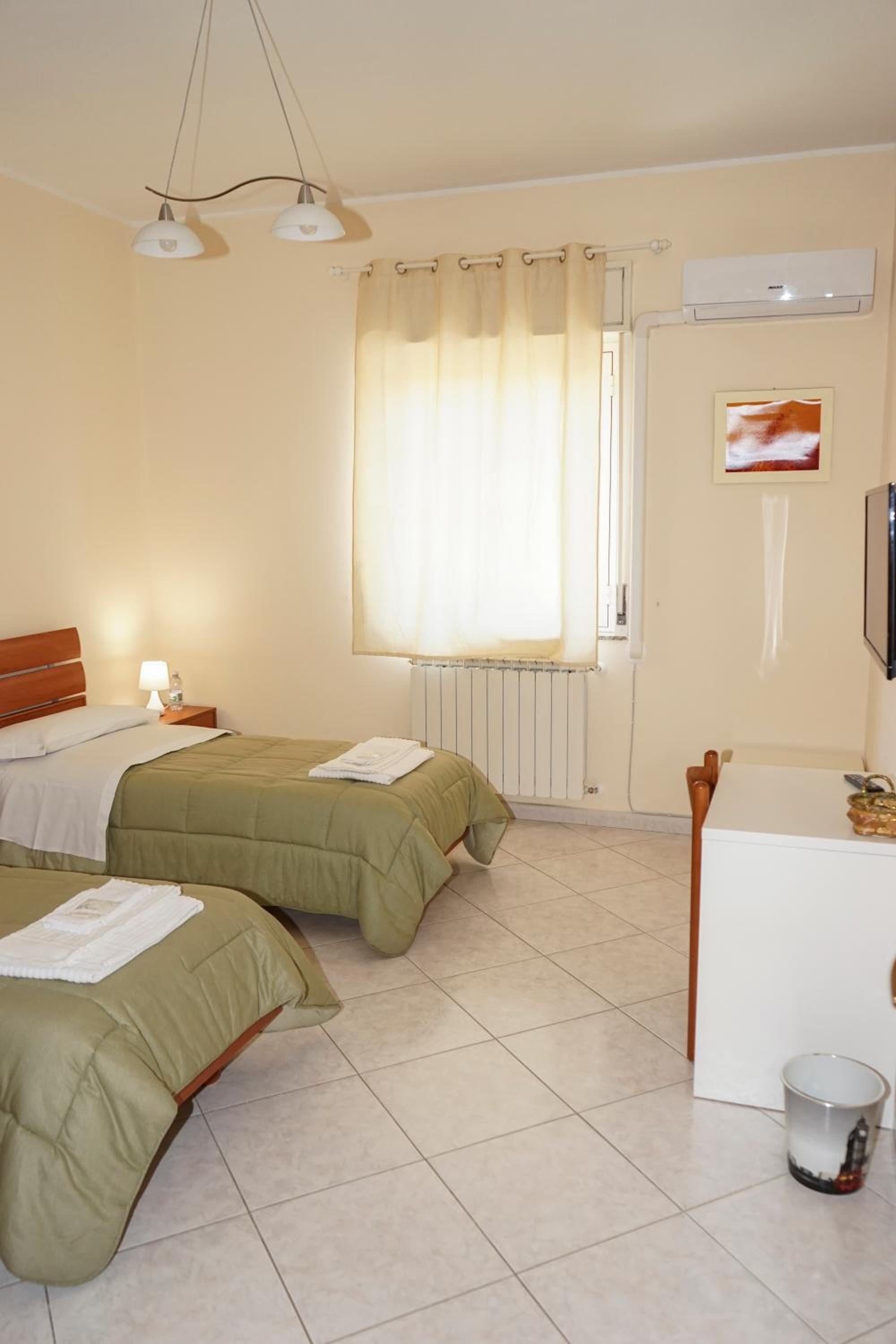 Twin Room with Private External Bathroom photo 3
