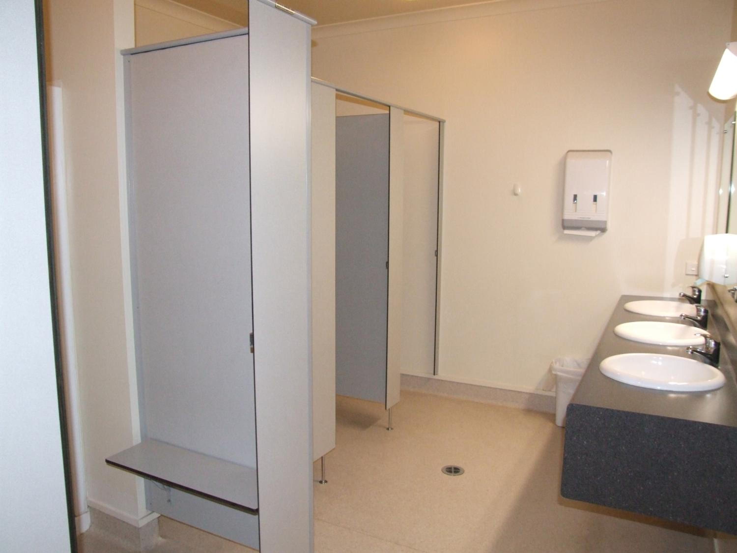 Triple Room (3 single beds) with Shared Bathroom - Photo 3