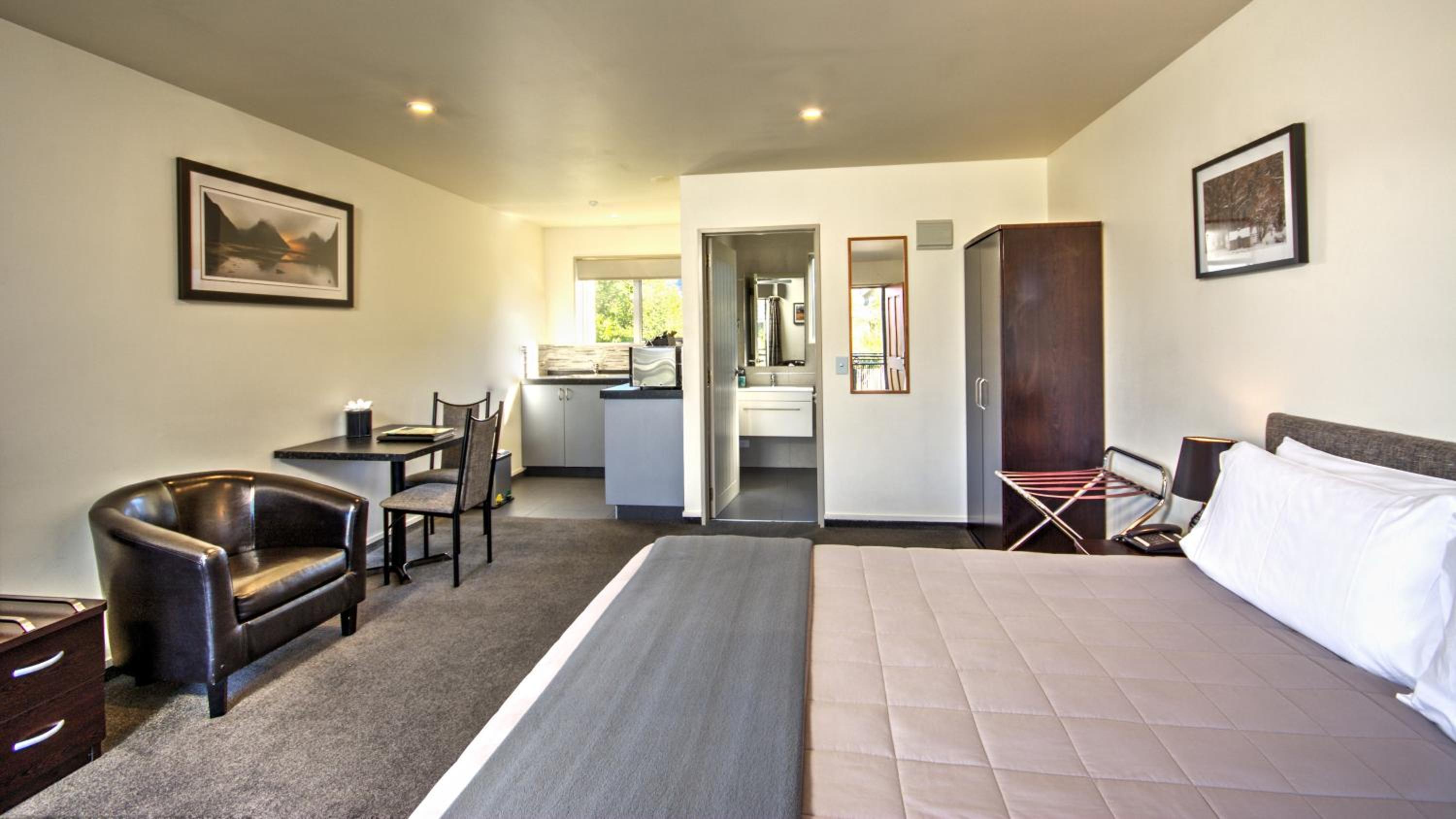 Large Studio with Lake View - Photo 8