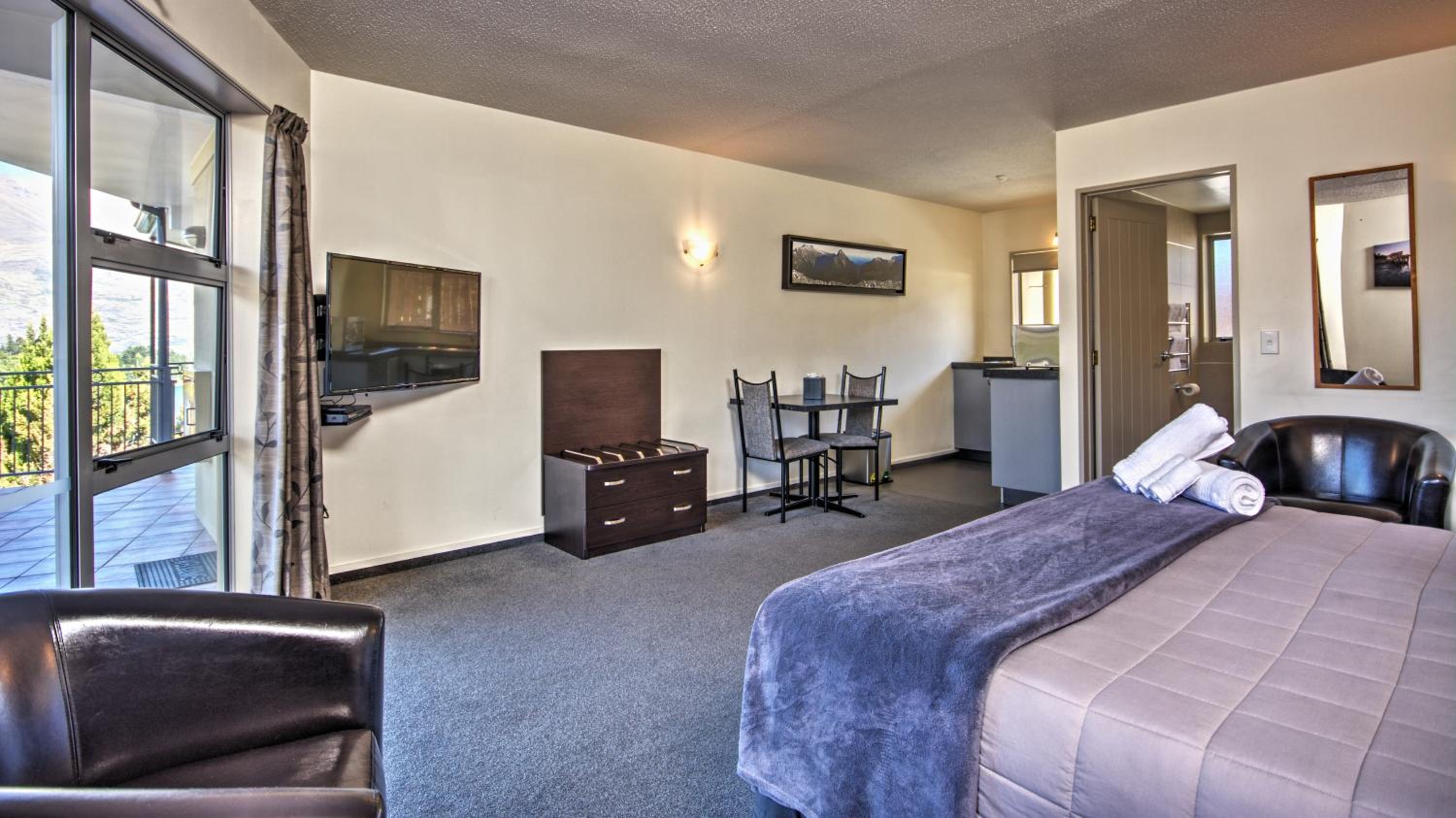 Large Studio with Lake View - Photo 11
