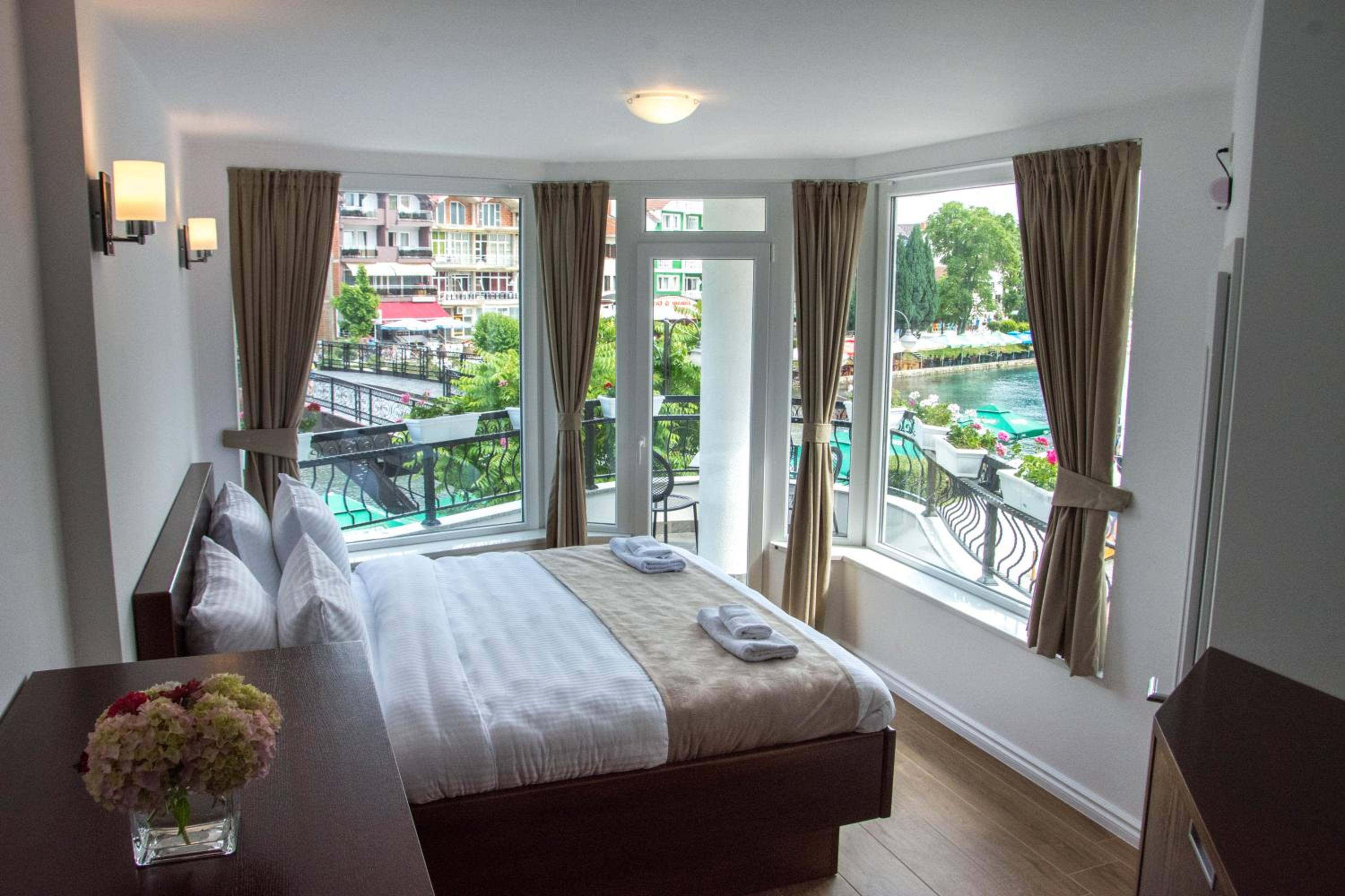 Deluxe Double Room with Balcony photo 1