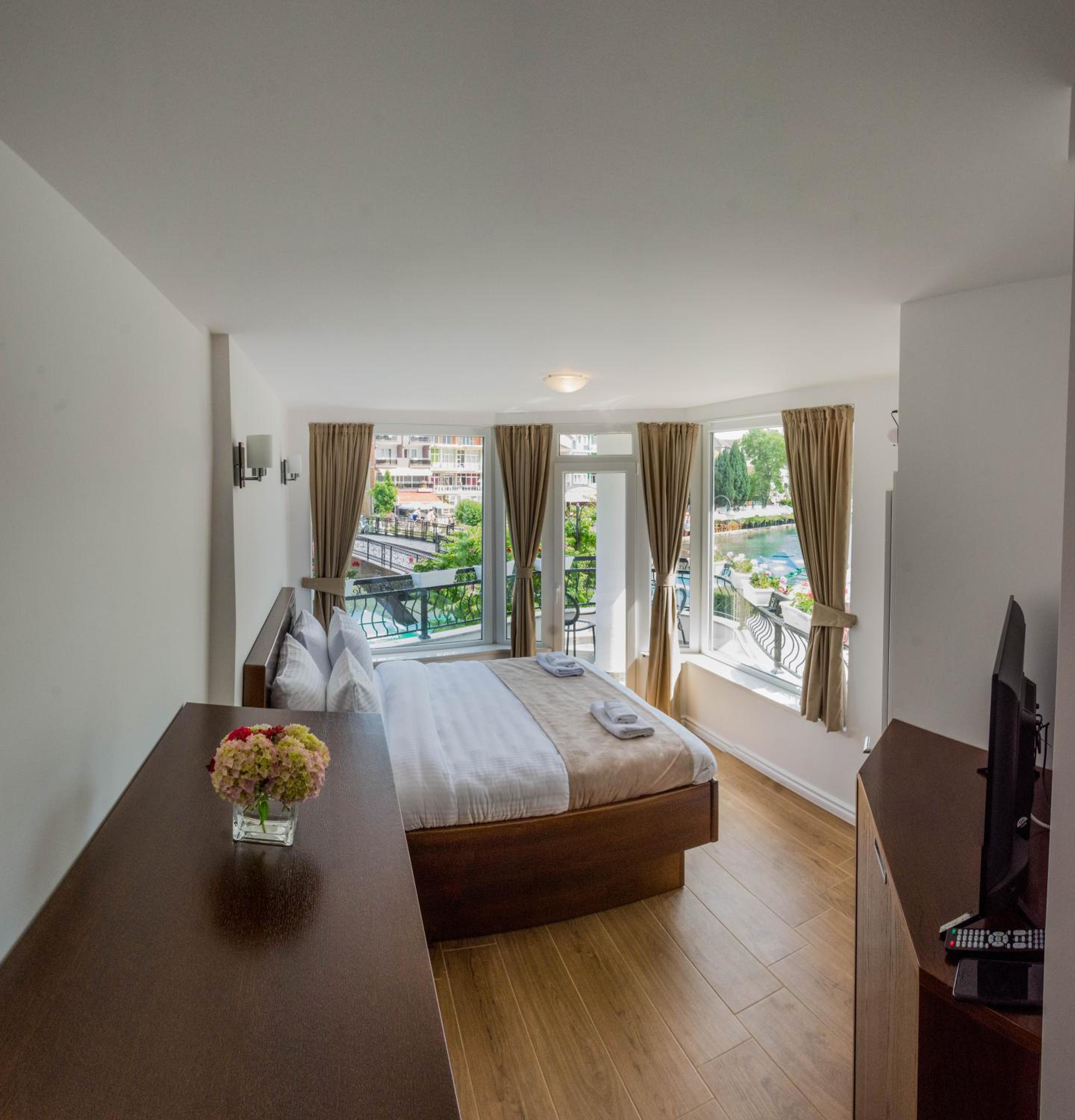 Deluxe Double Room with Balcony photo 2
