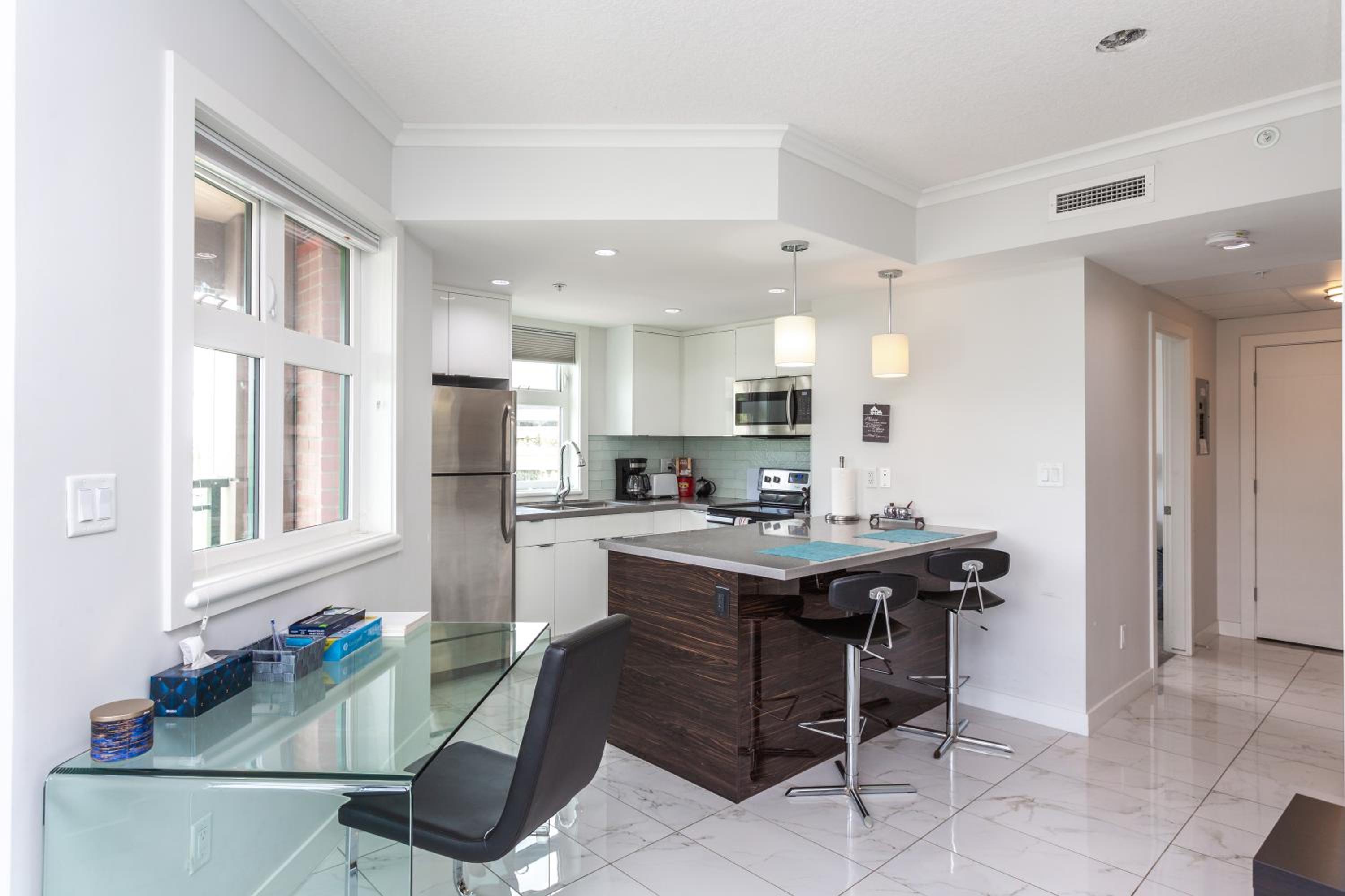 Apartment with Lake View - Photo 2