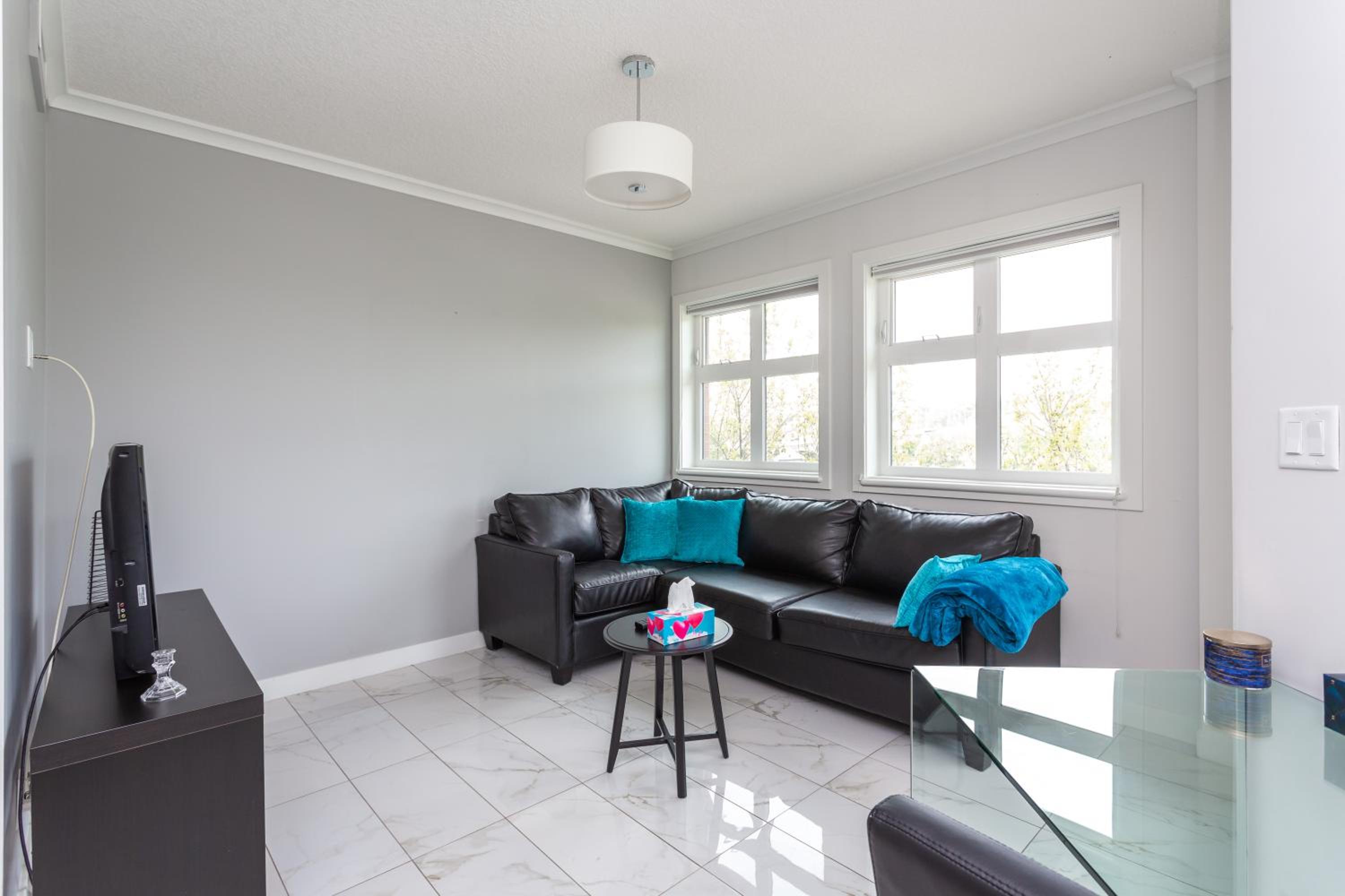 Apartment with Lake View - Photo 9