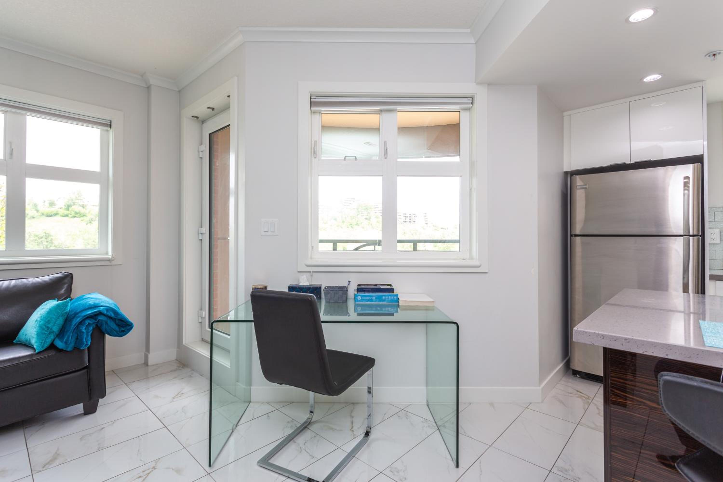 Apartment with Lake View - Photo 8