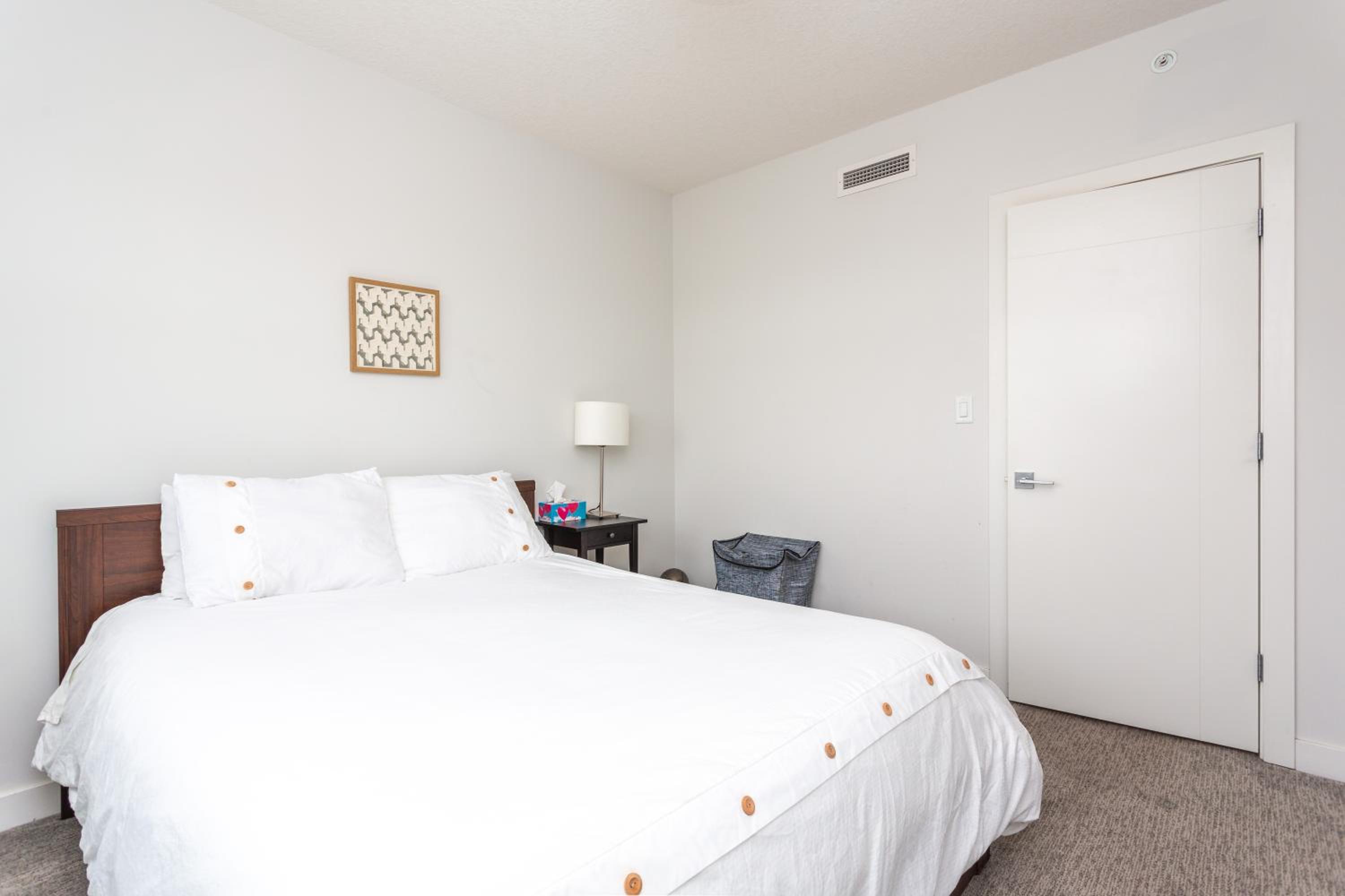 Apartment with Lake View - Photo 10