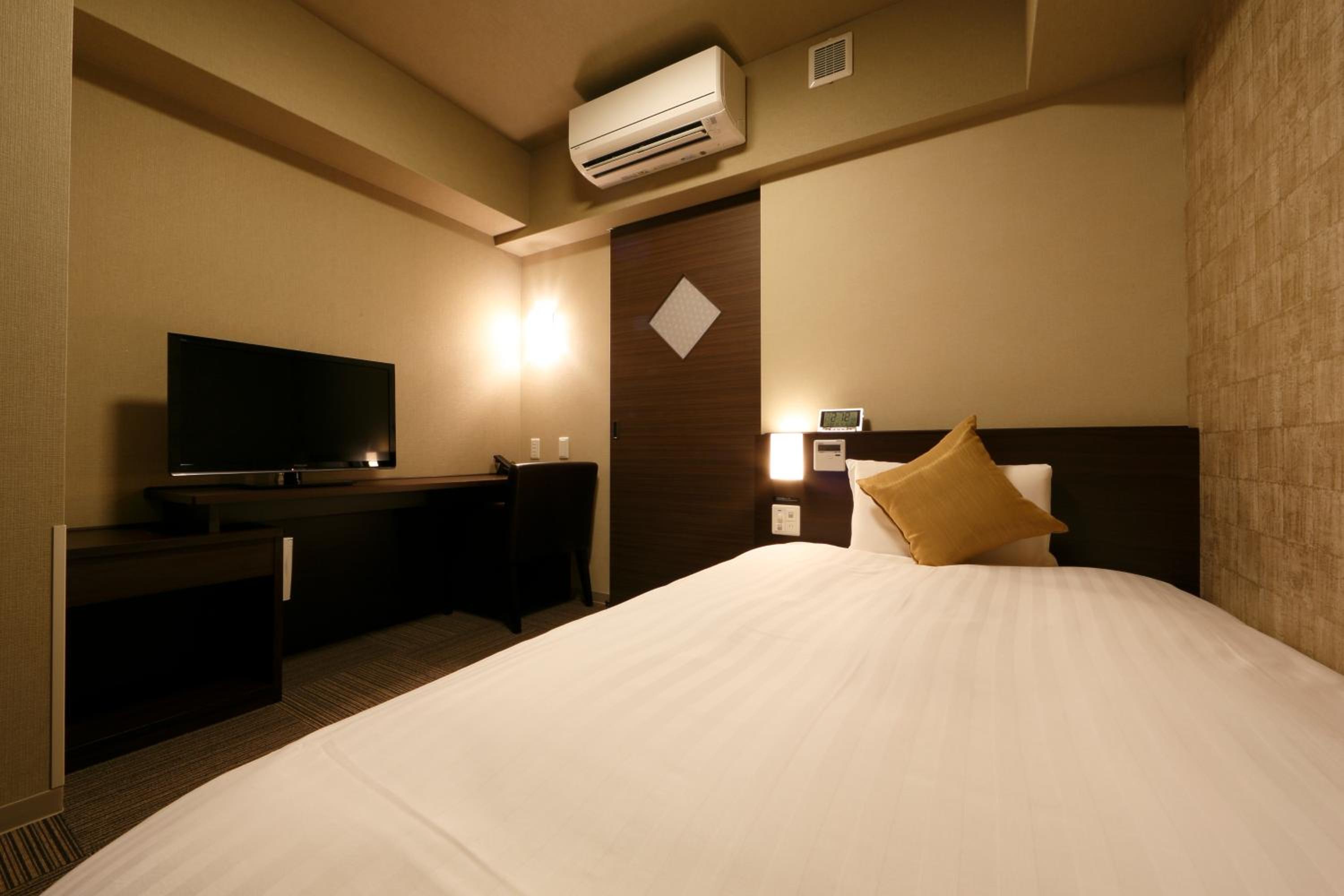 Single Room with Private Shower Room - Non-Smoking photo 1