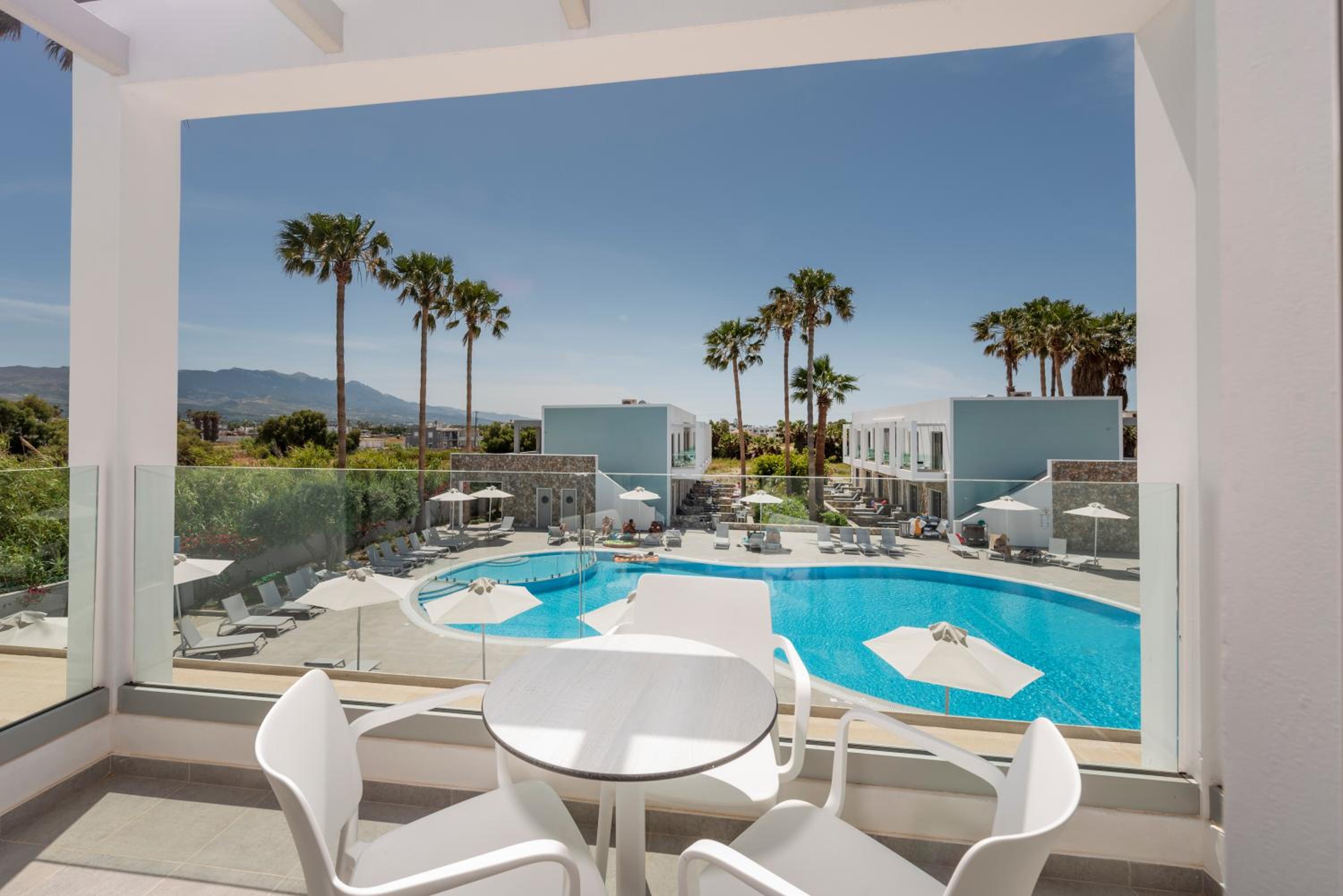 Deluxe Triple Room with Pool View - Photo 5