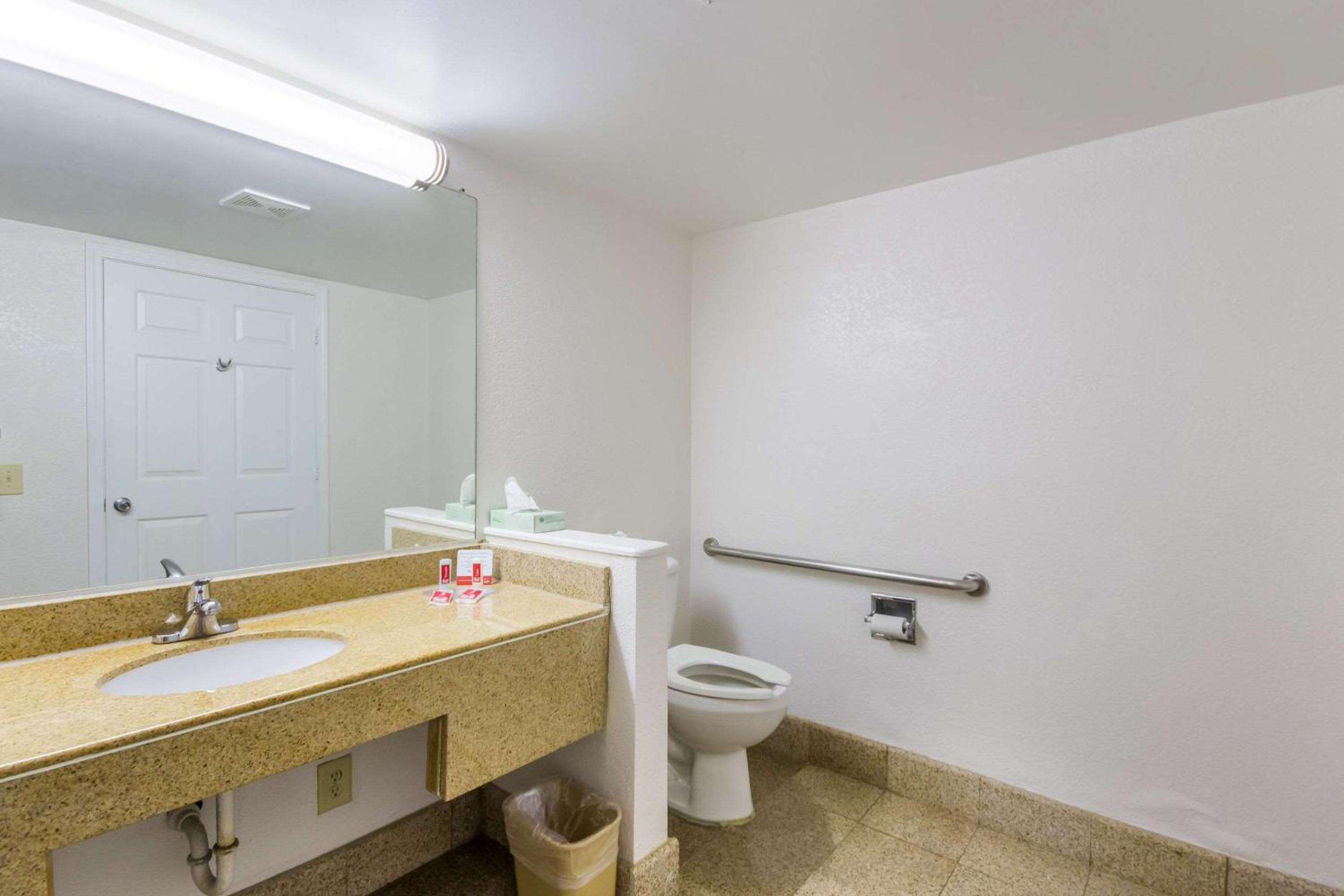 King Room - Accessible/Non-Smoking - Photo 2