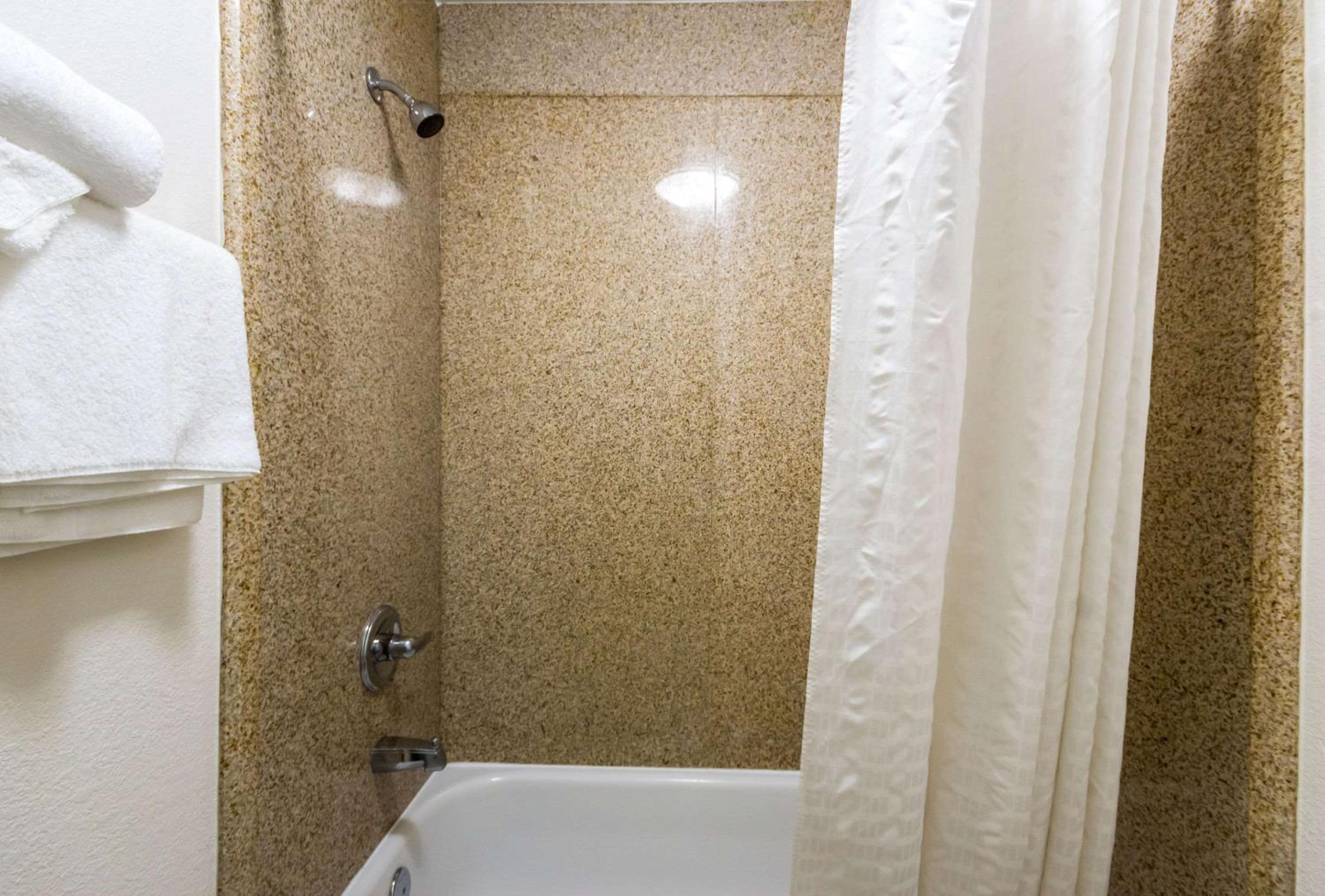 Double Room with Two Double Beds - Smoking - Photo 2