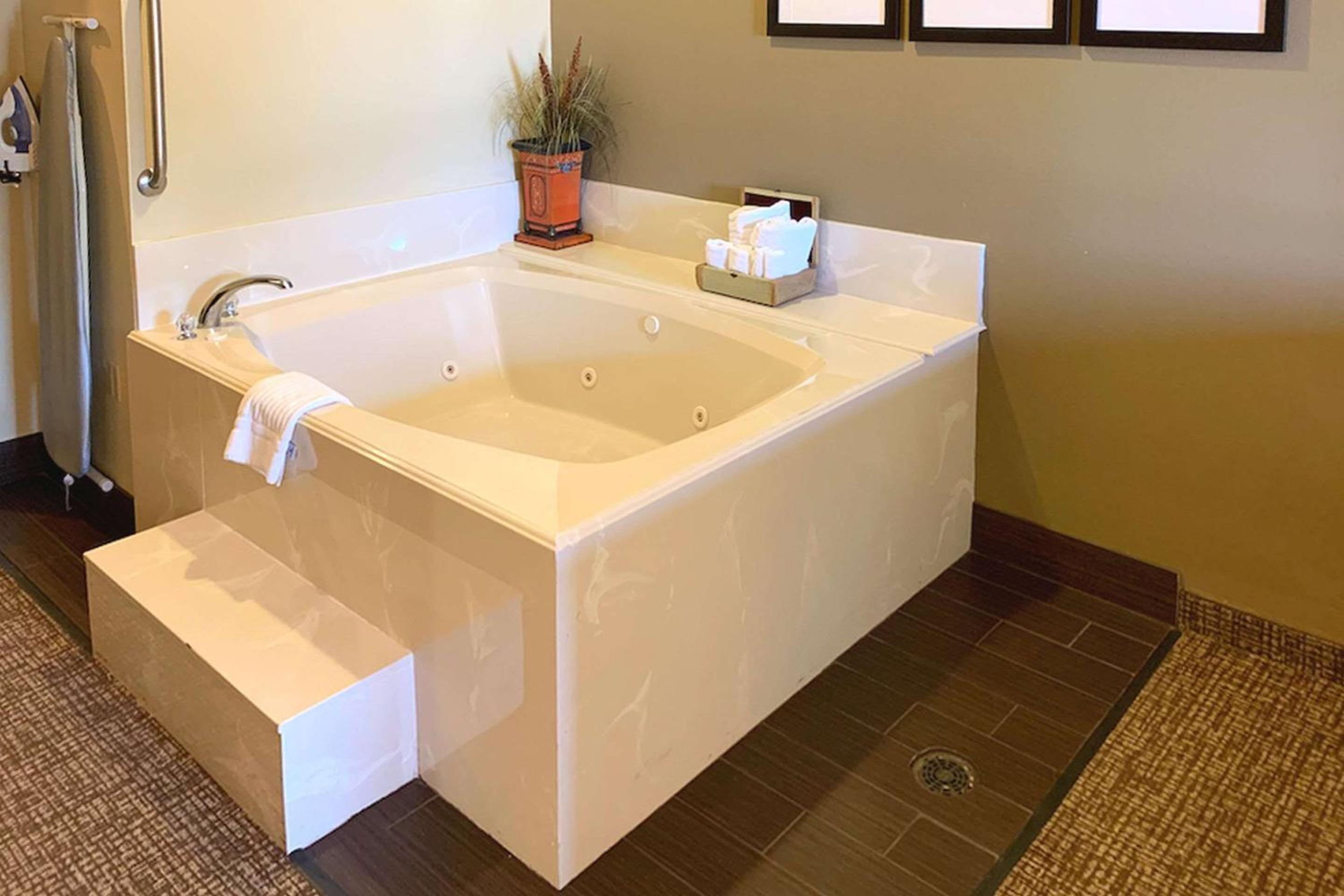 King Suite with Whrilpool - Non-Smoking - Photo 2