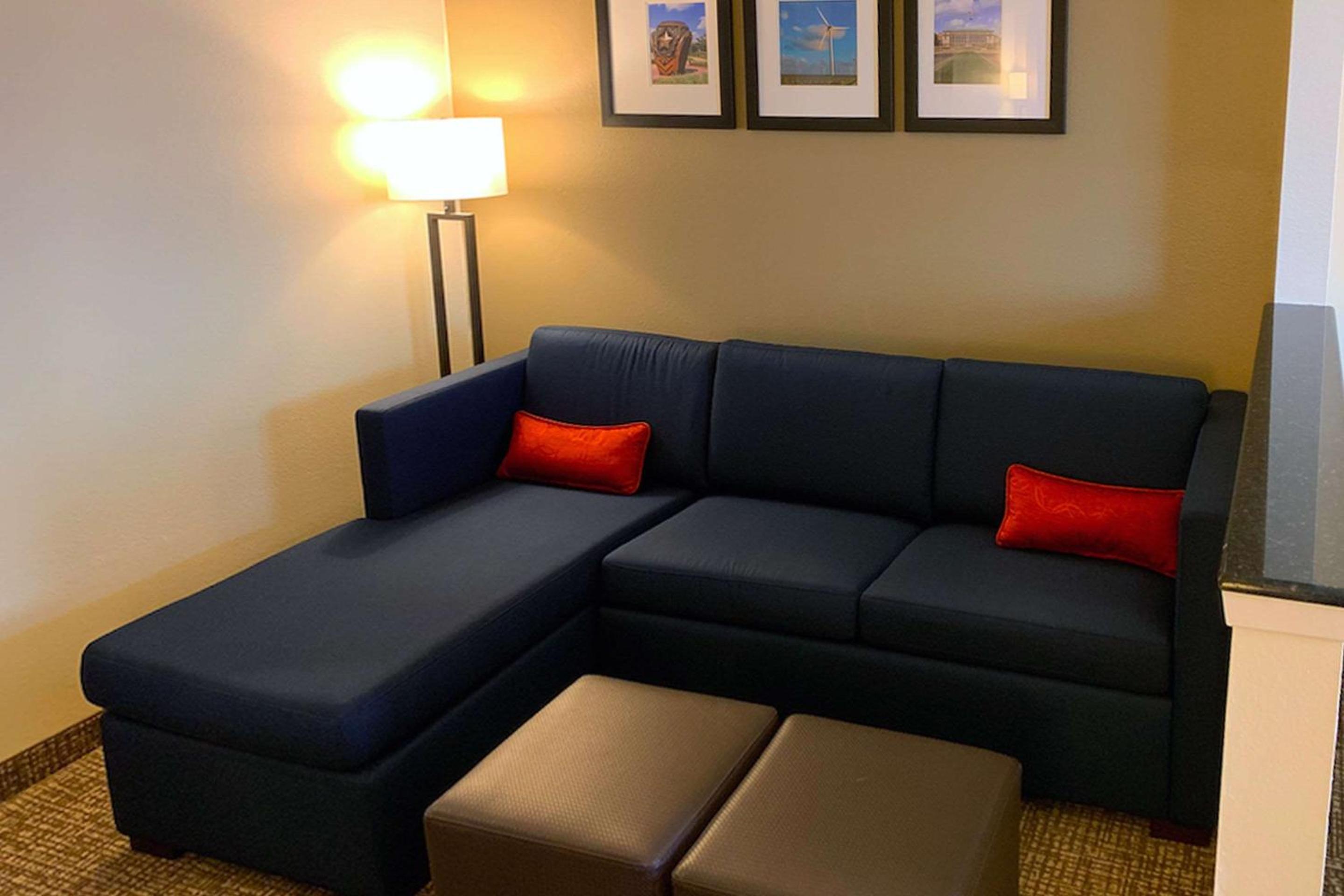 King Suite - Non-Smoking - Photo 3