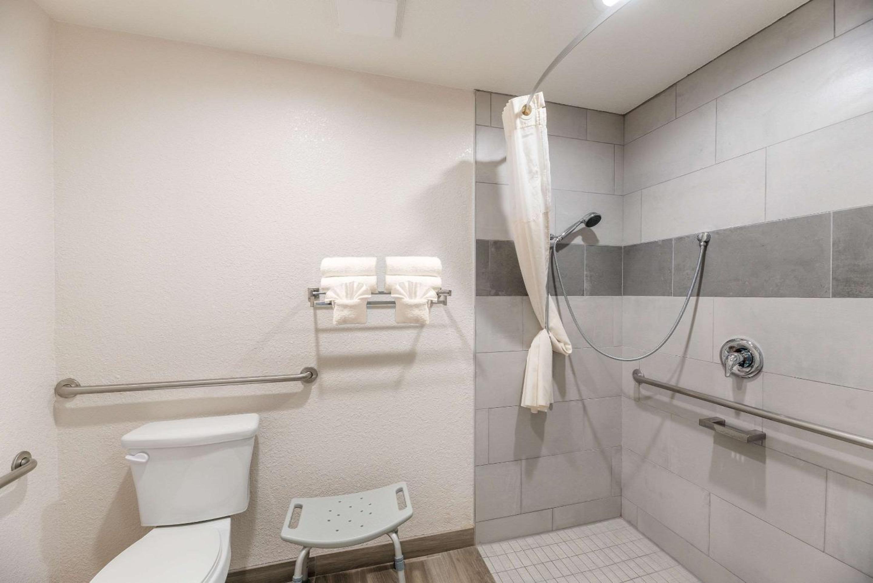 King Room - Accessible/Non-Smoking photo 3