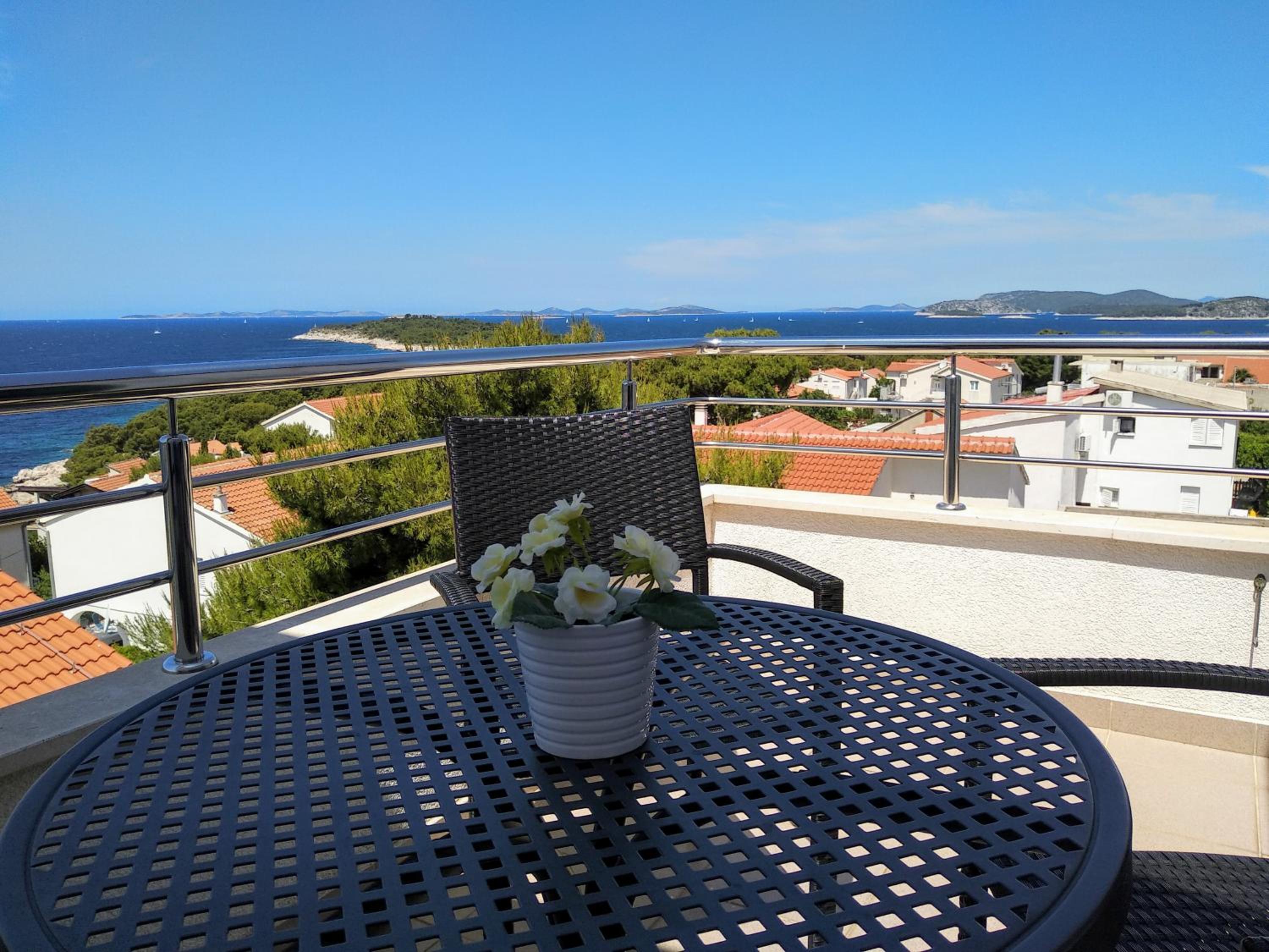 One-Bedroom Apartment with Terrace and Sea View - Photo 21
