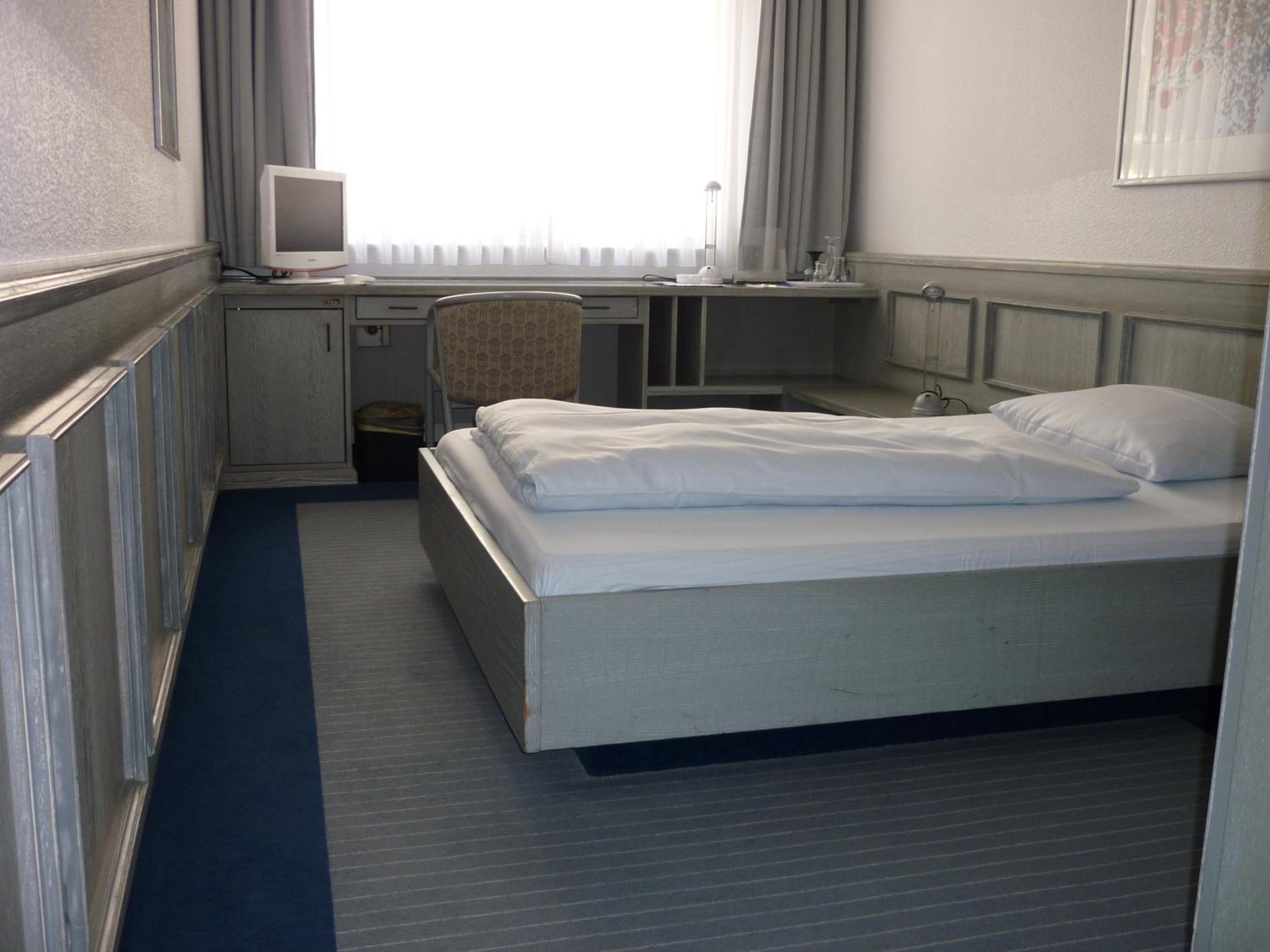Single Room thumbnail 5