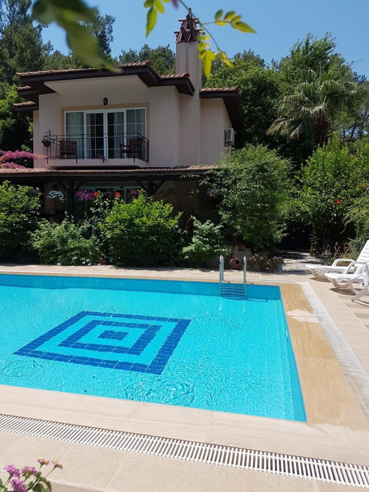 Villa with Private Pool - Photo 1