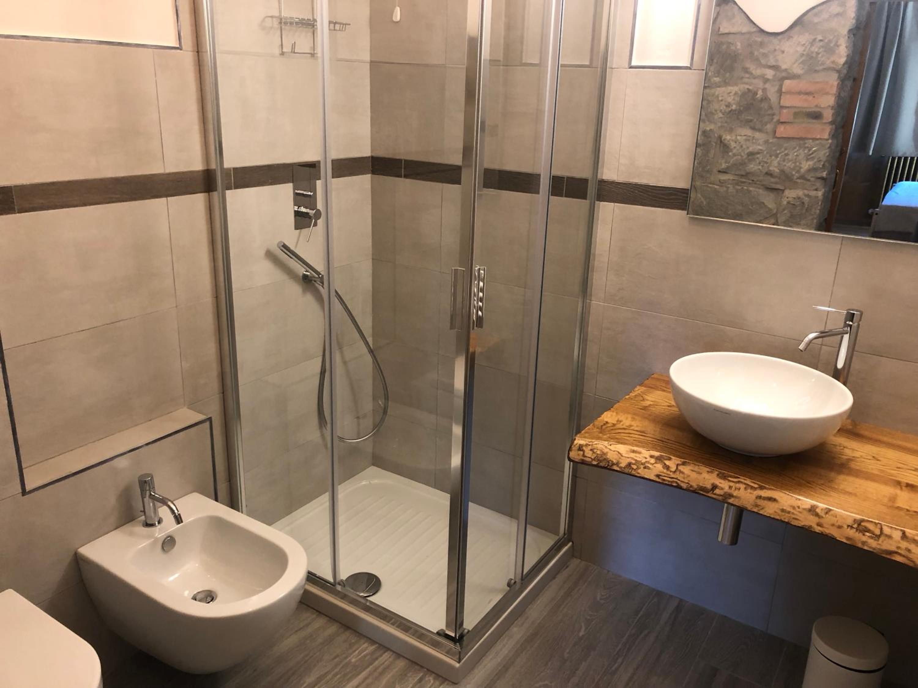 Double Room with Private Bathroom - Photo 10