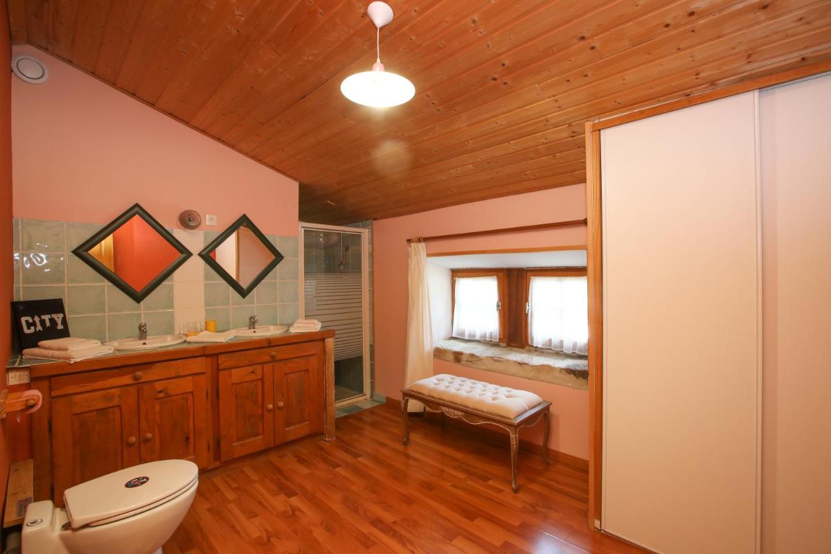 Family Room with Private Bathroom photo 2