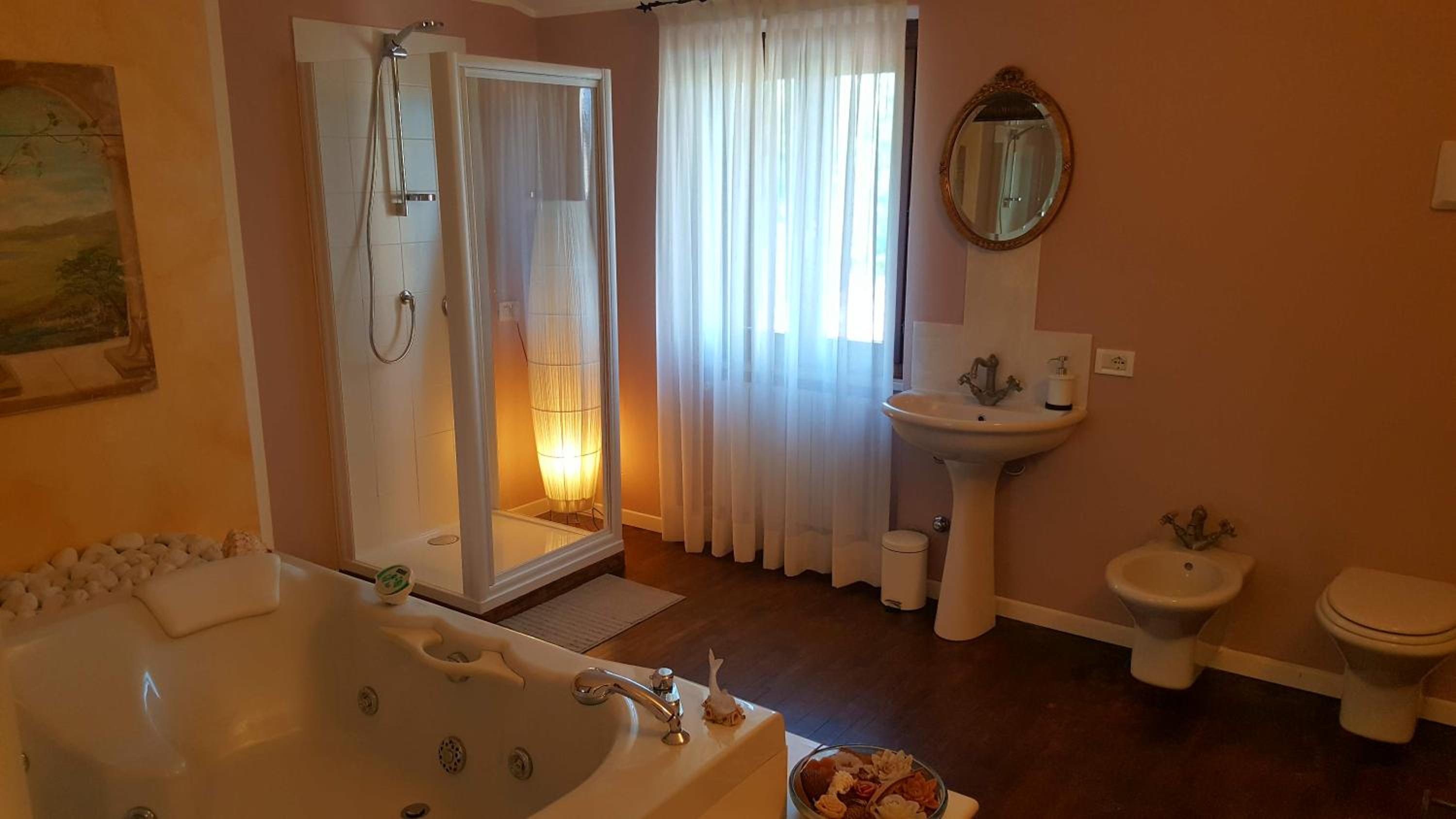 Suite with Hot Tub photo 2