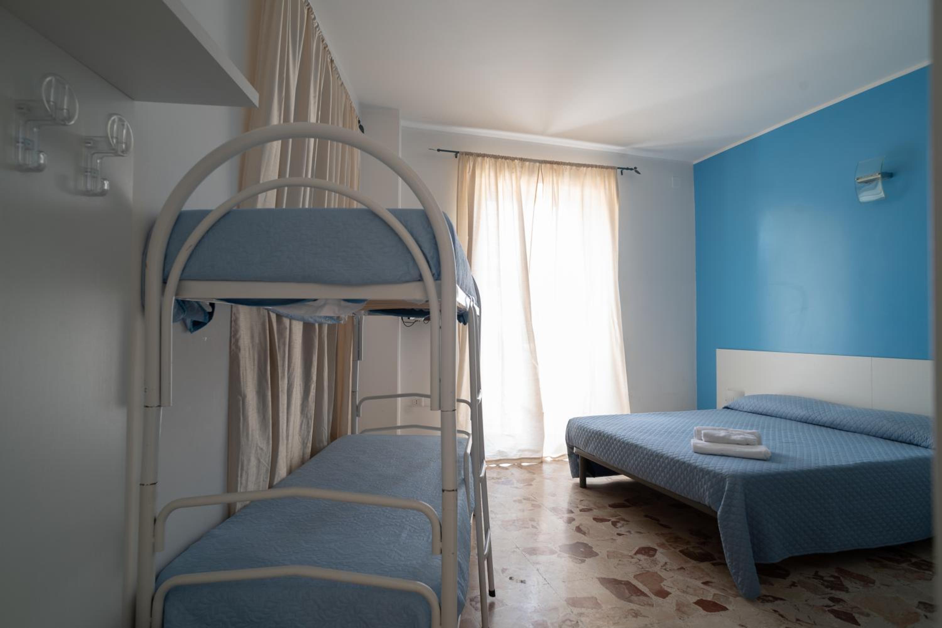 Quadruple Room with Sea View - Photo 3