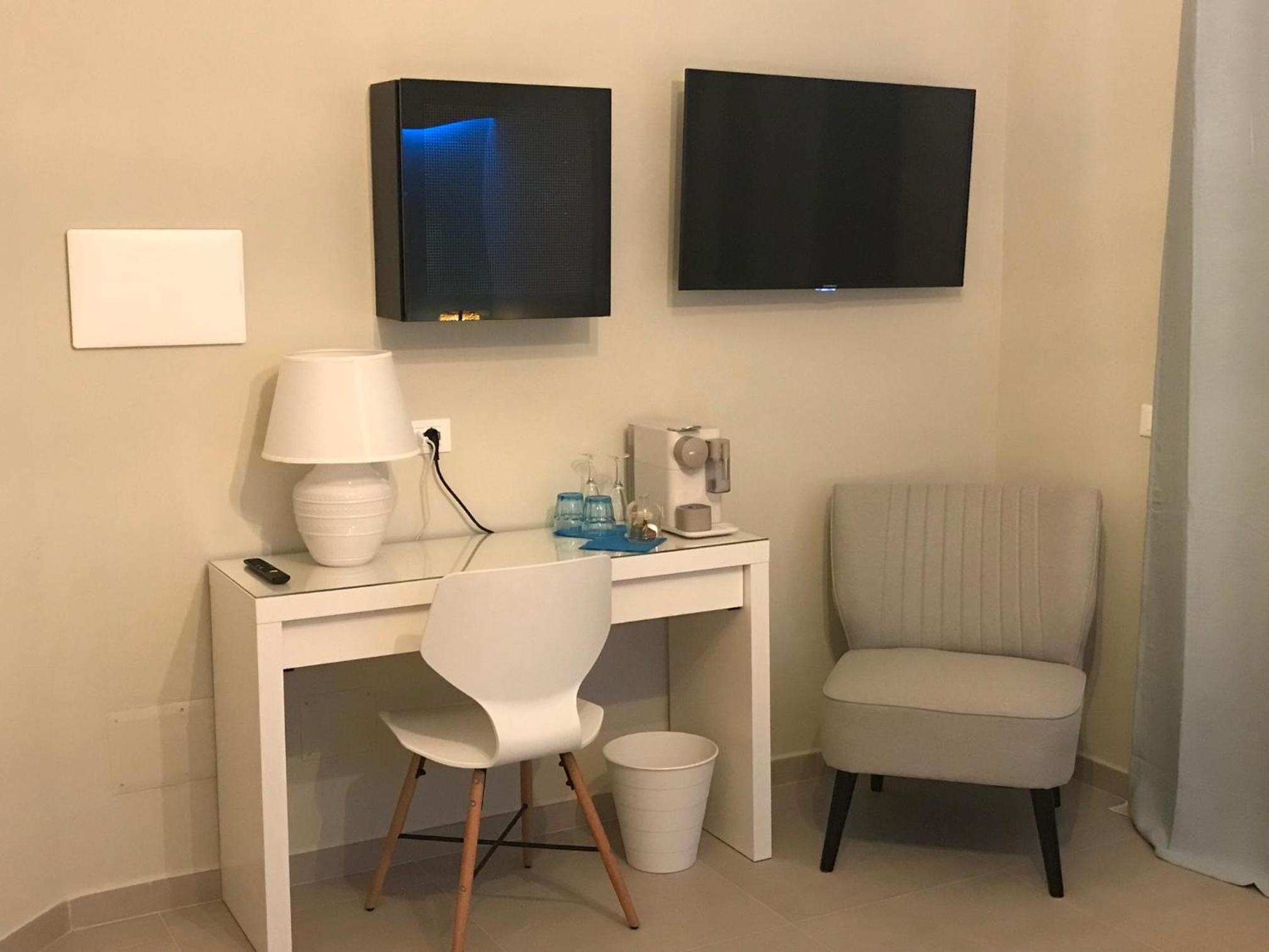Superior King Room - Photo 5