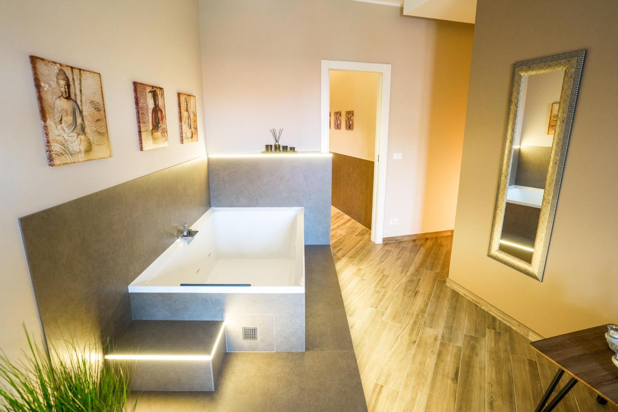 King Suite with Jacuzzi 