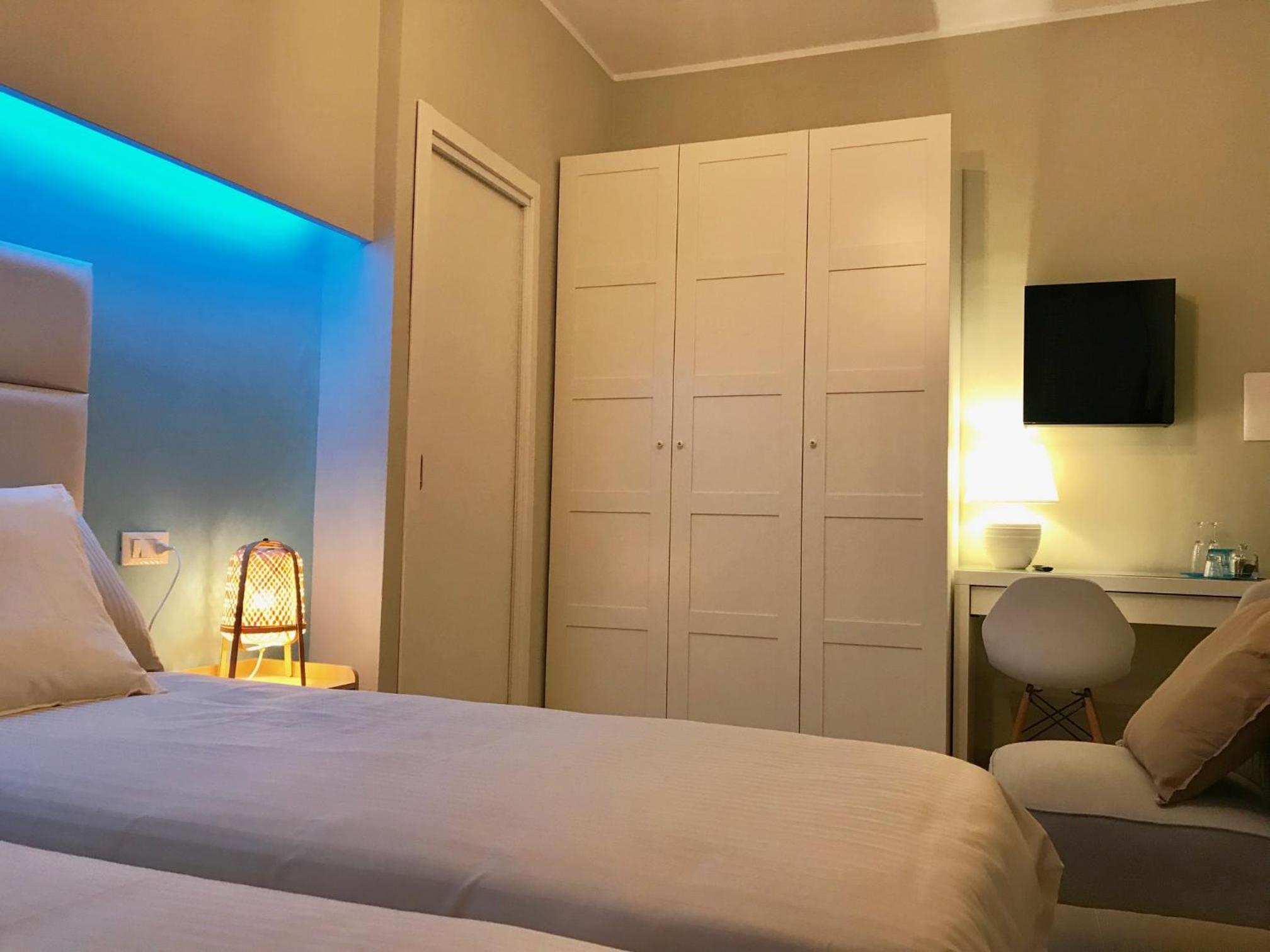 Standard Double or Twin Room - Photo 2