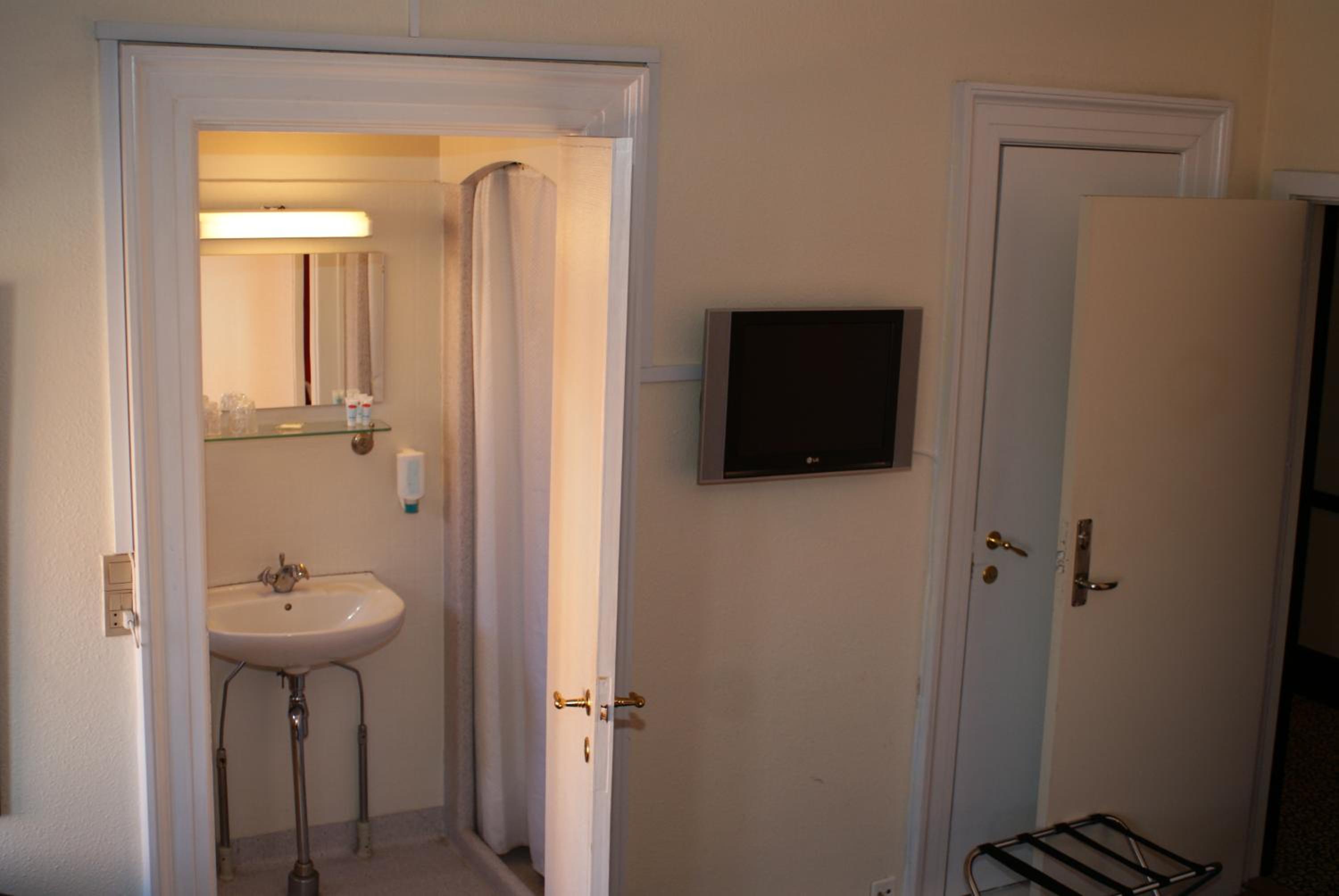 Double or Twin Room photo 3