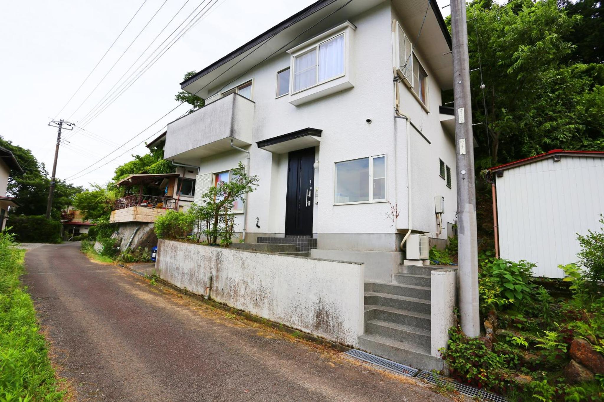 Three-Bedroom House photo 3
