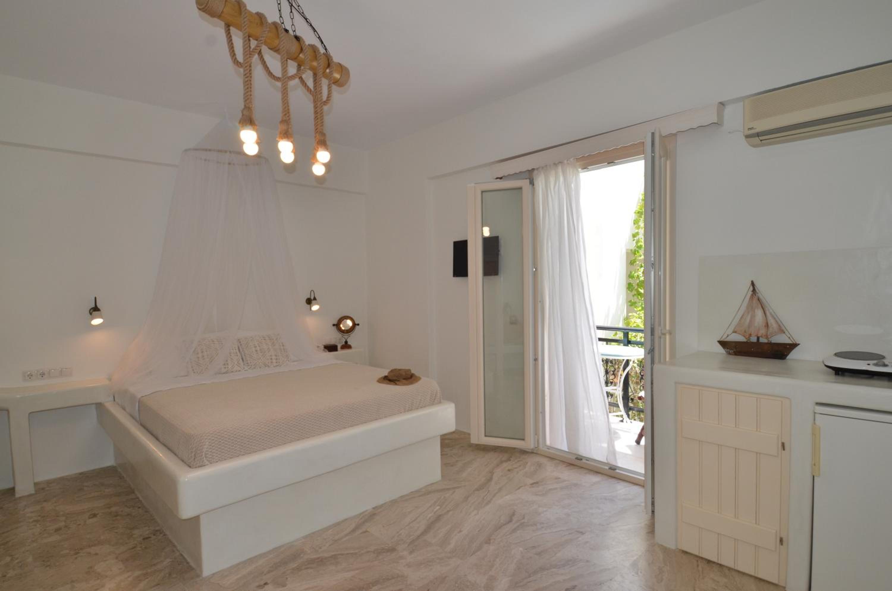 Double Room with Balcony - Photo 9