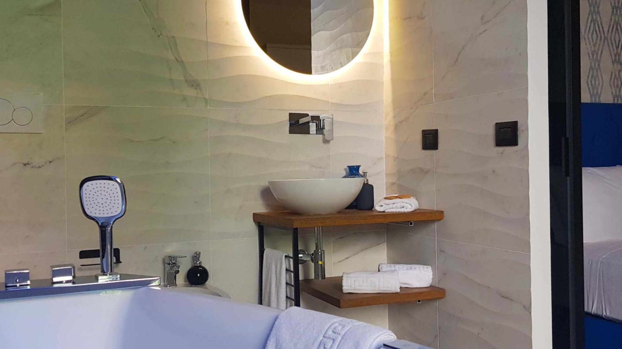 Deluxe Suite with Spa Bath photo 3