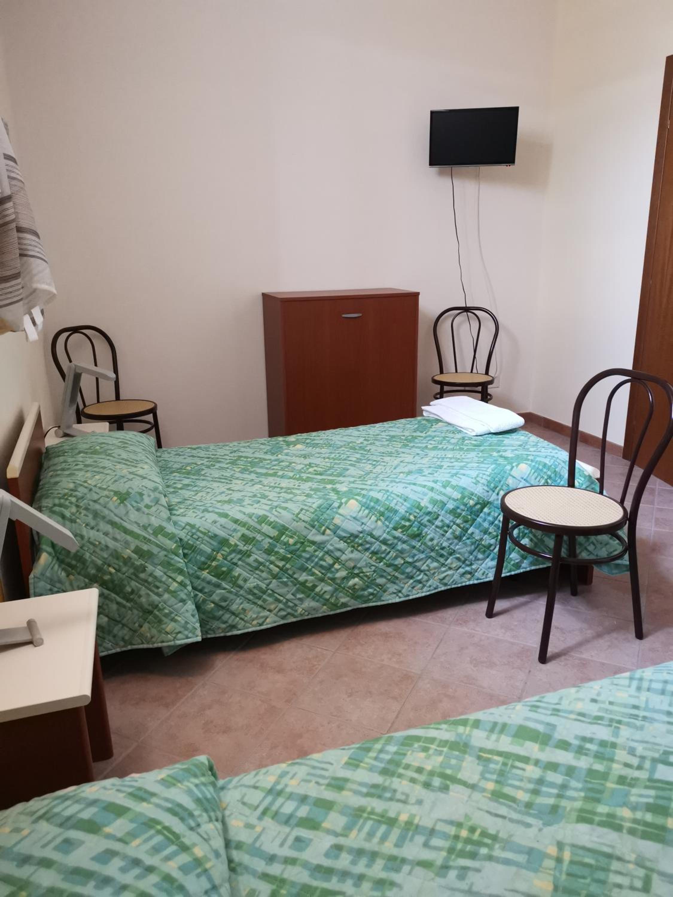 Double or Twin Room with Private Bathroom - Photo 6