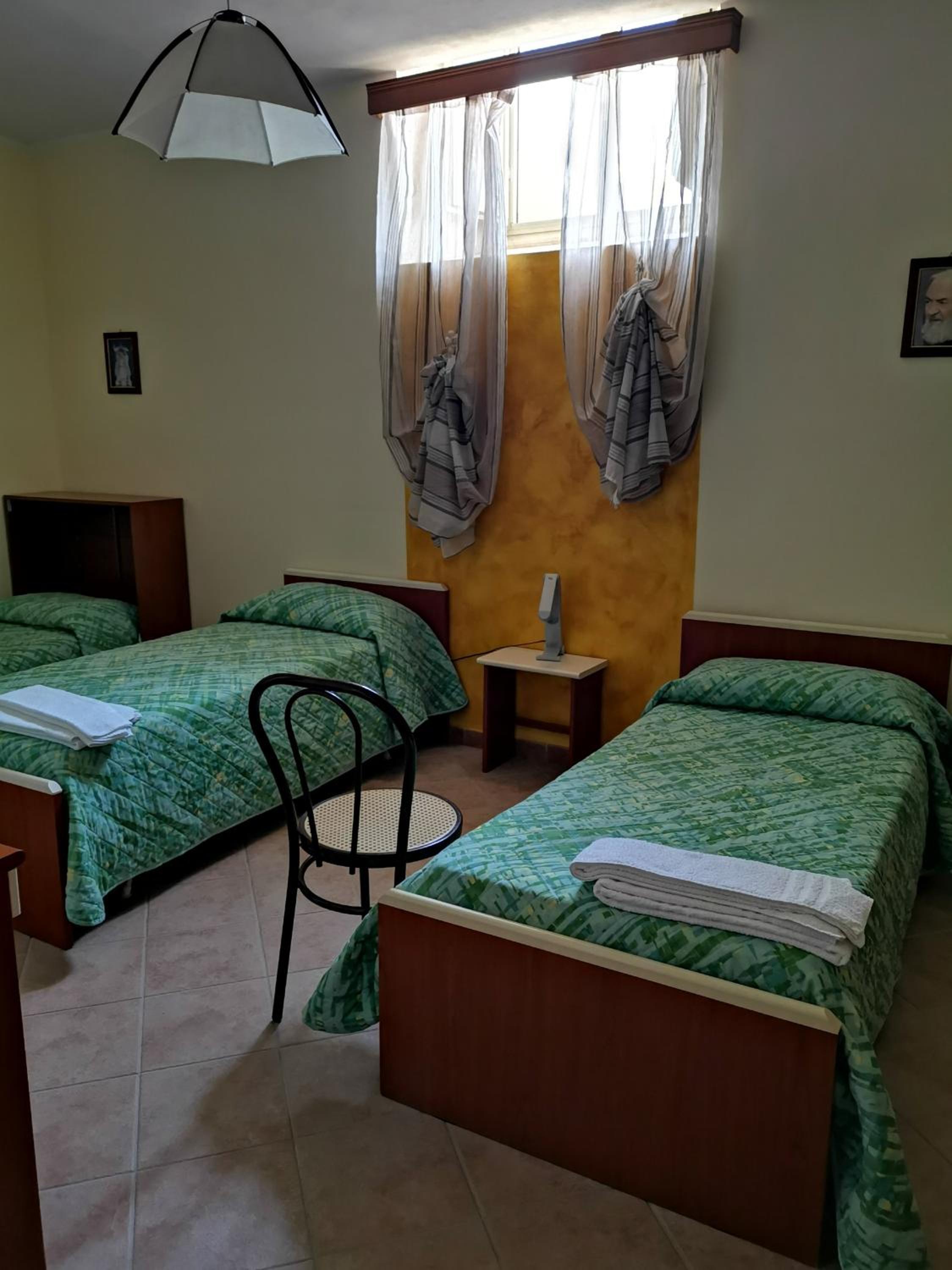Double or Twin Room with Private Bathroom - Photo 5