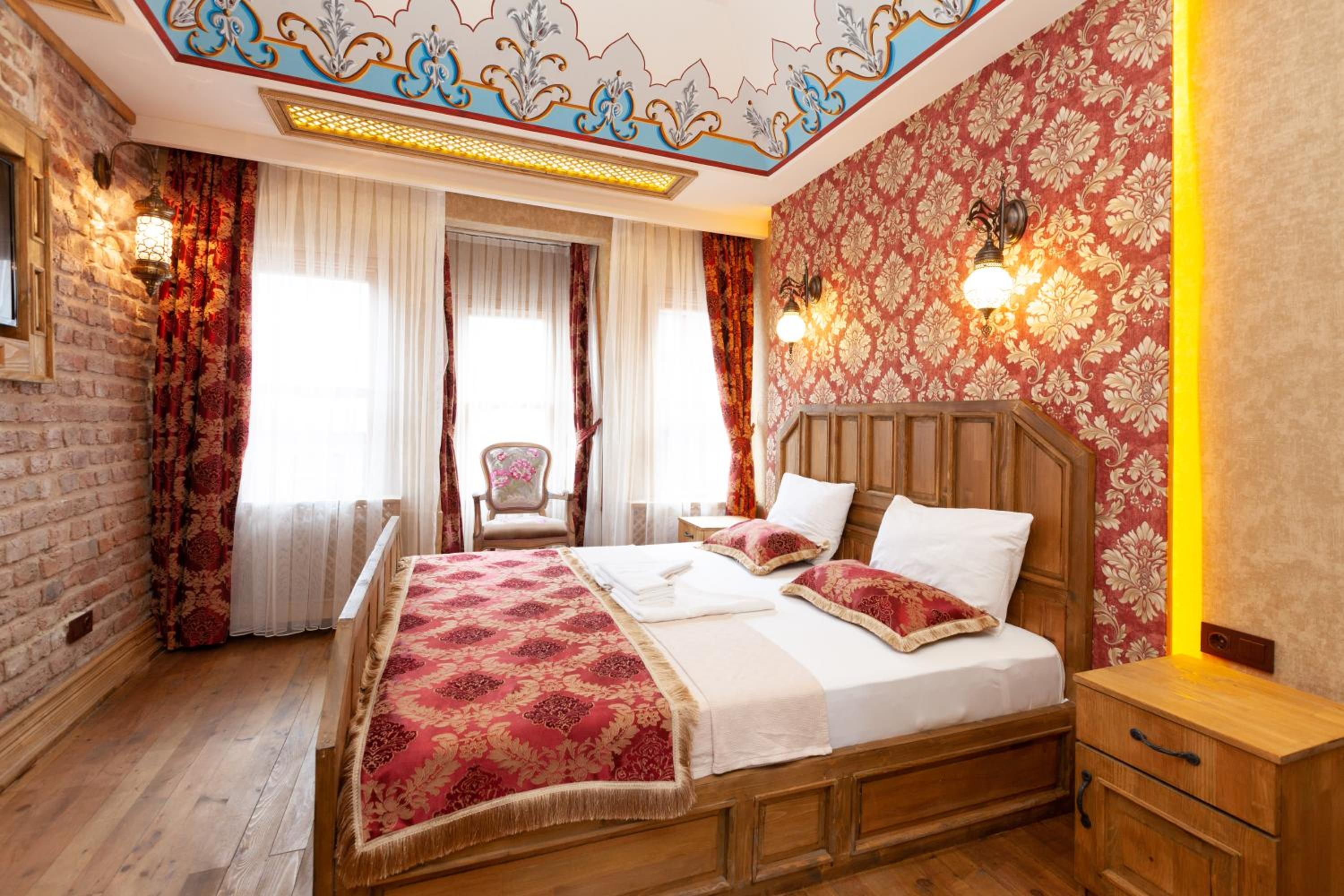 Deluxe King Suite photo 1