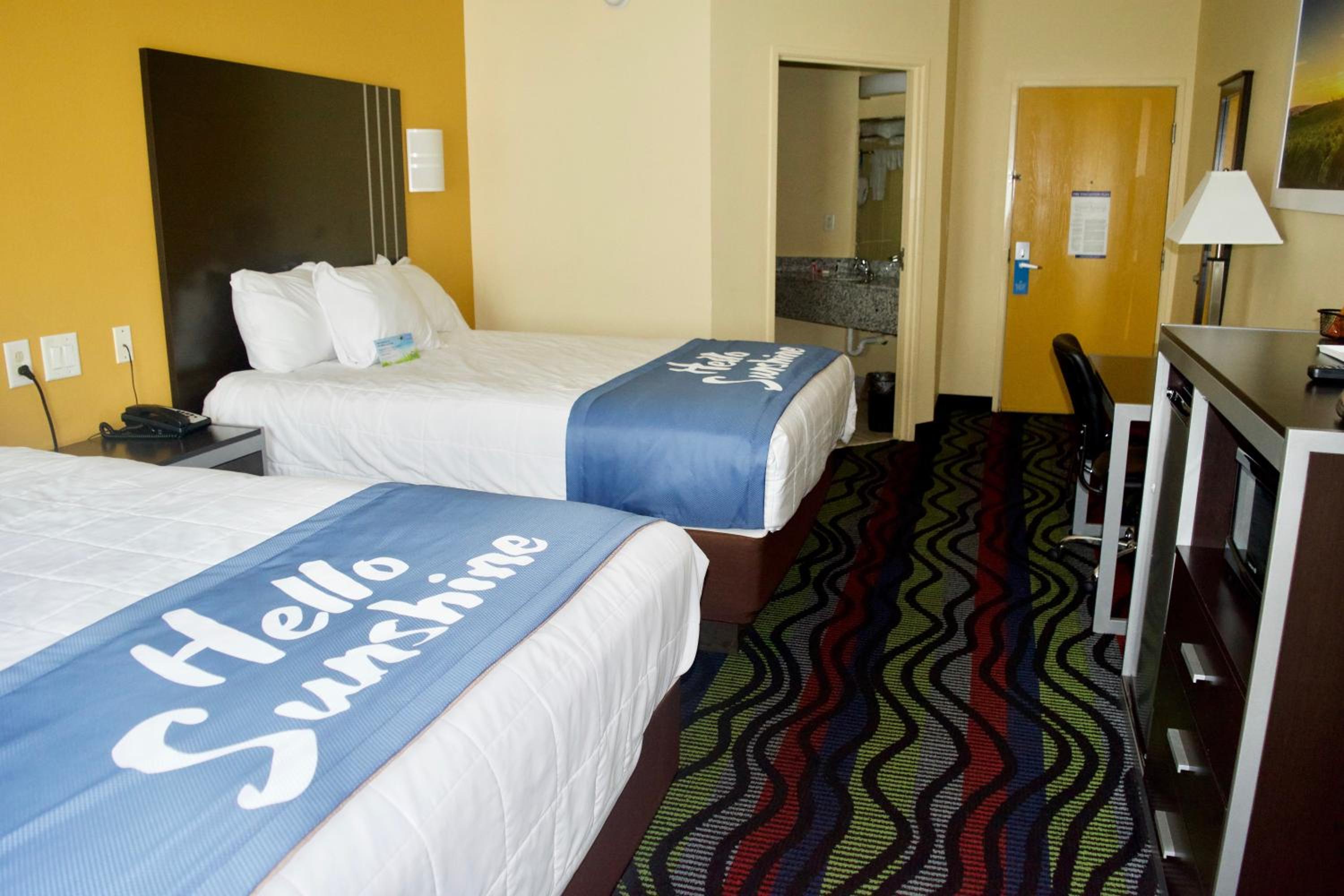 Queen Room with Two Queen Beds - Non-Smoking - Photo 4