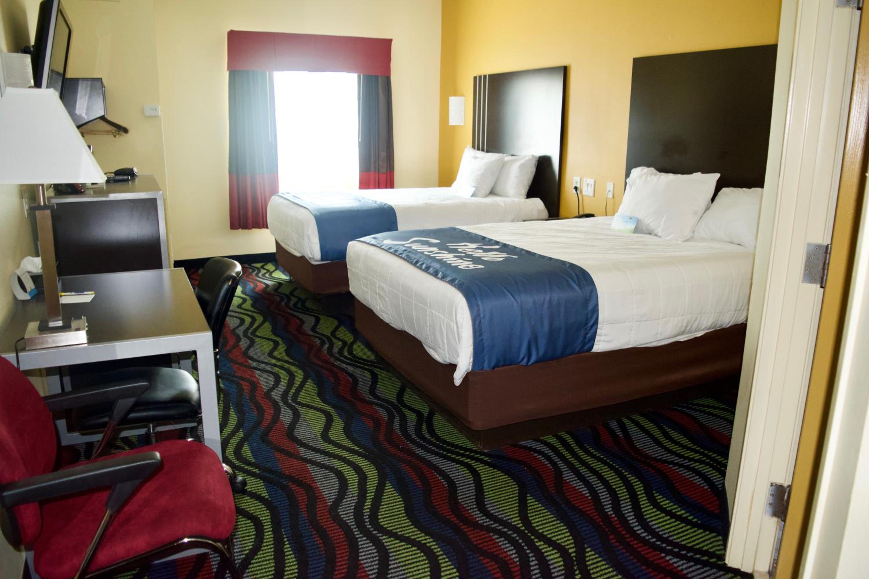 Queen Room with Two Queen Beds - Non-Smoking - Photo 3