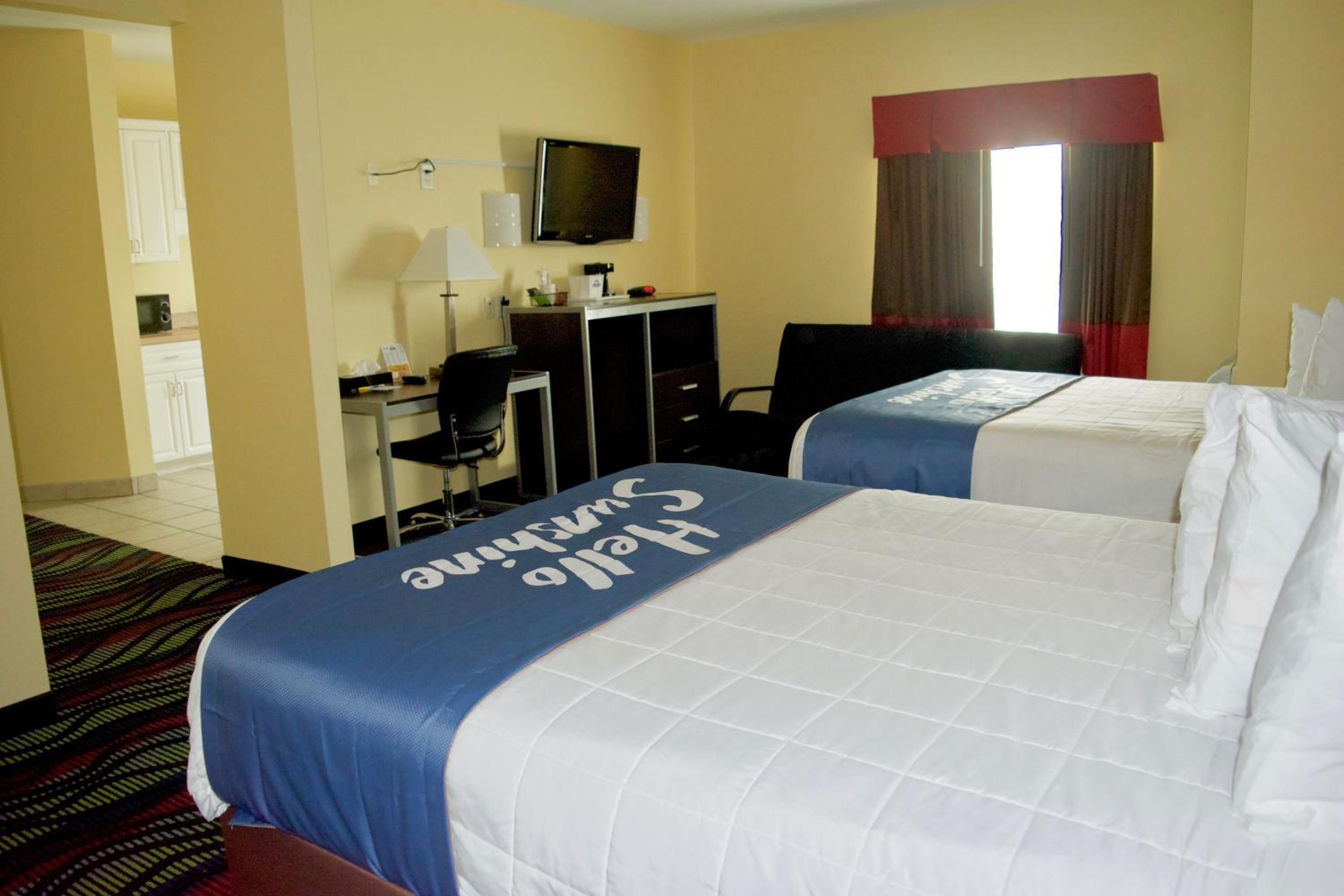 Studio with Two Queen Beds - Non-Smoking - Photo 3