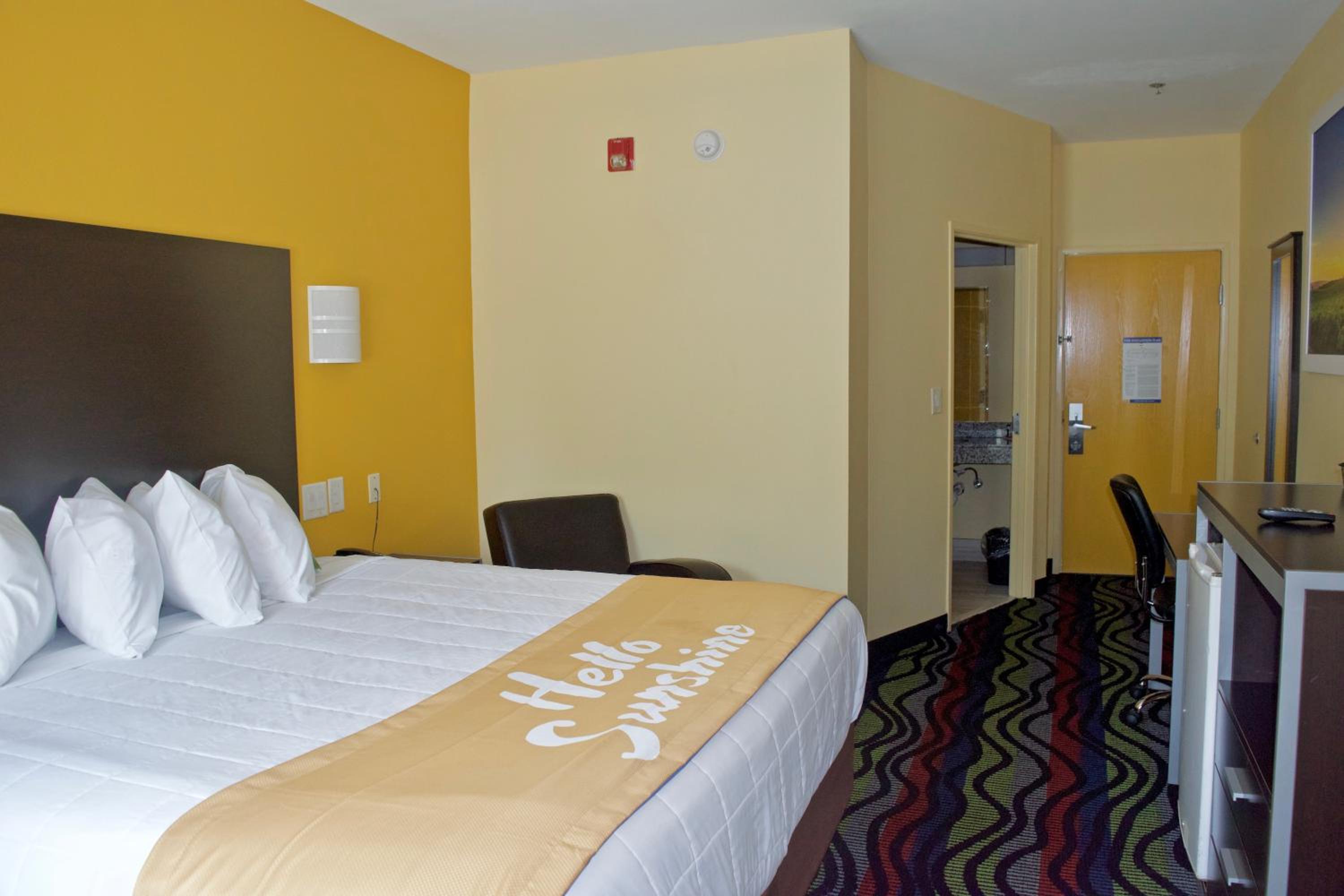 King Room - Non-Smoking - Photo 2