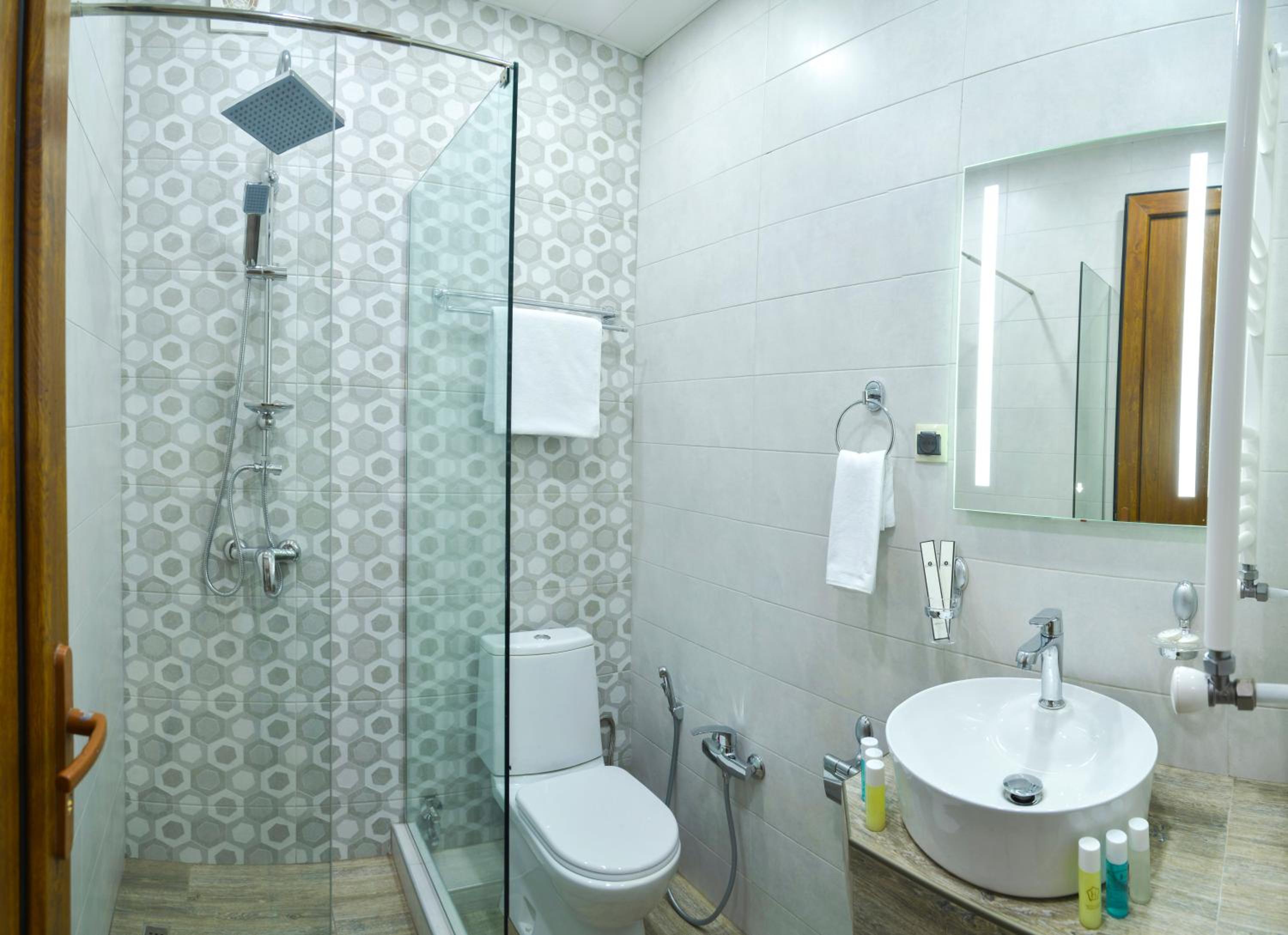 King Room with Balcony - Photo 7