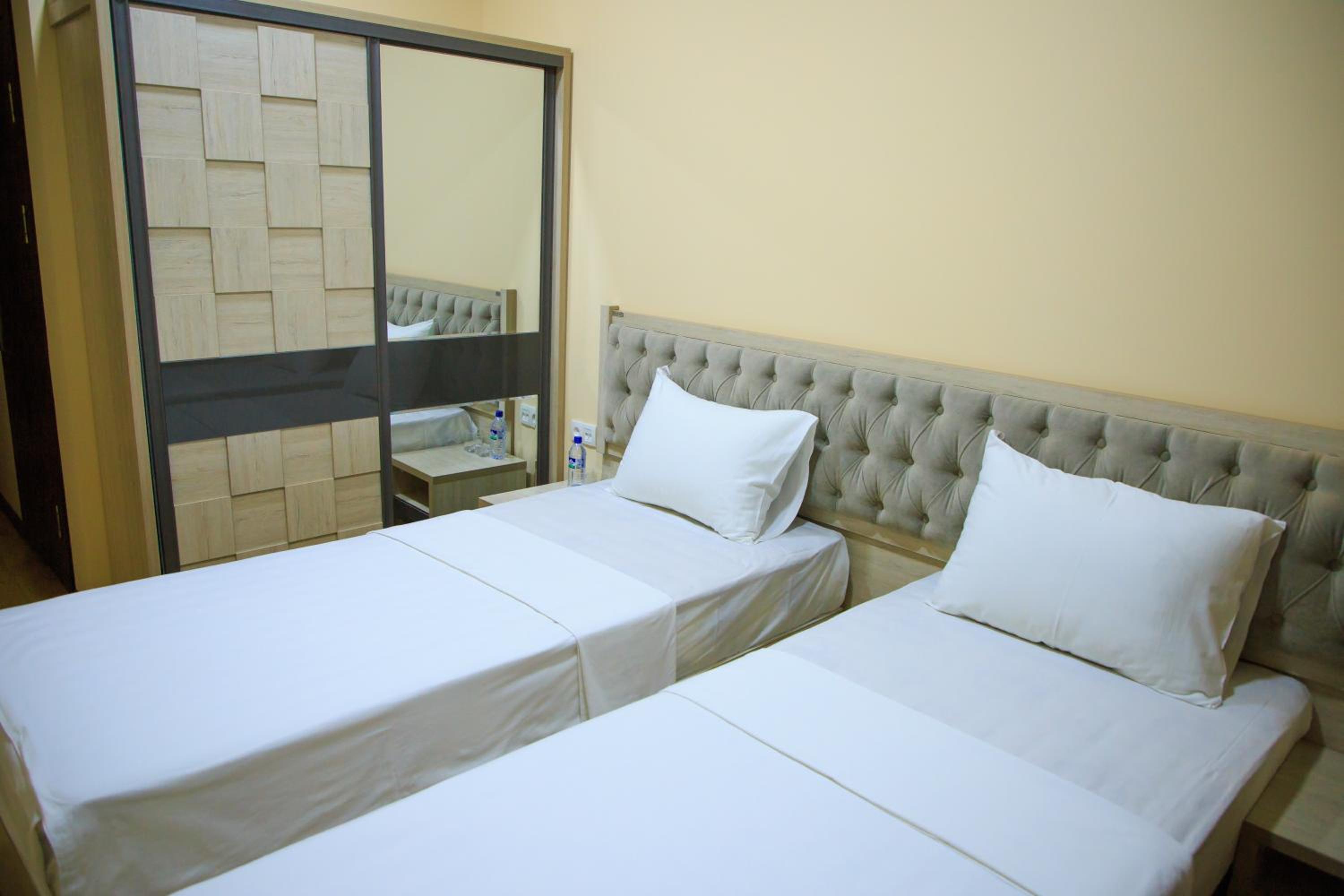 Standard Twin Room - Photo 6