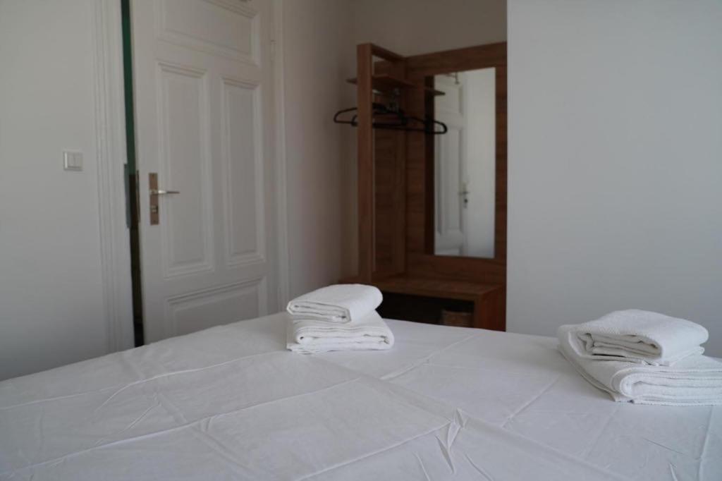 Double Room with Private Bathroom - Photo 2