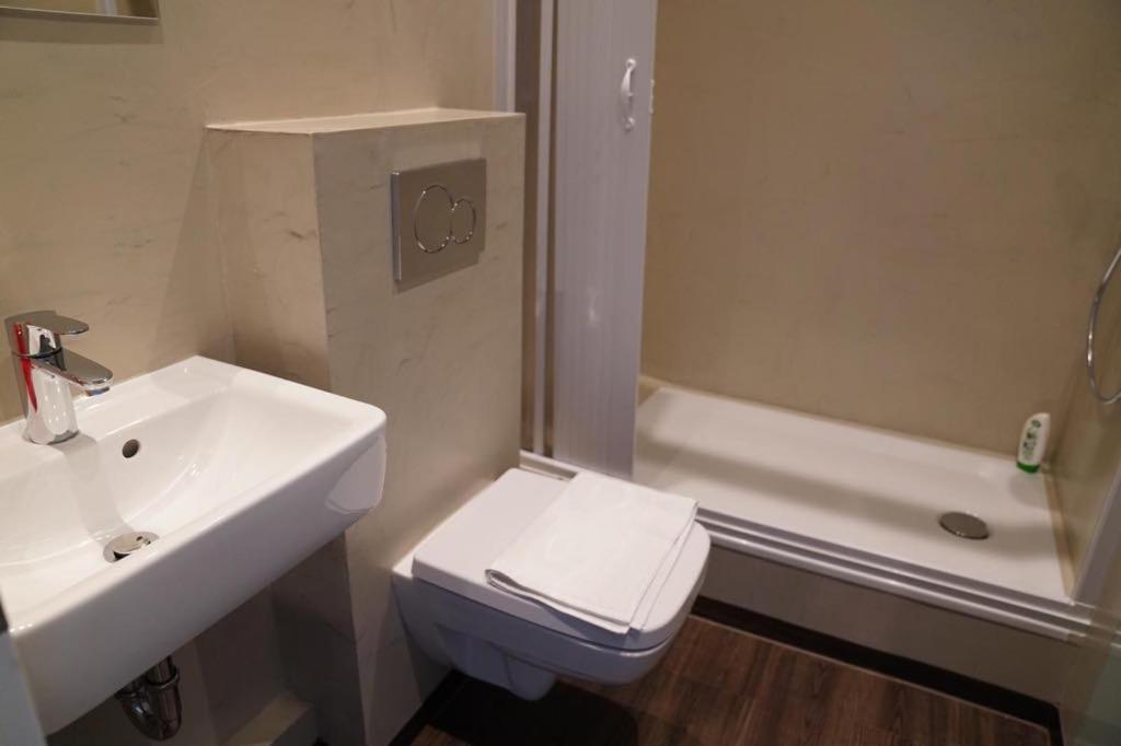 Double Room with Private Bathroom - Photo 6