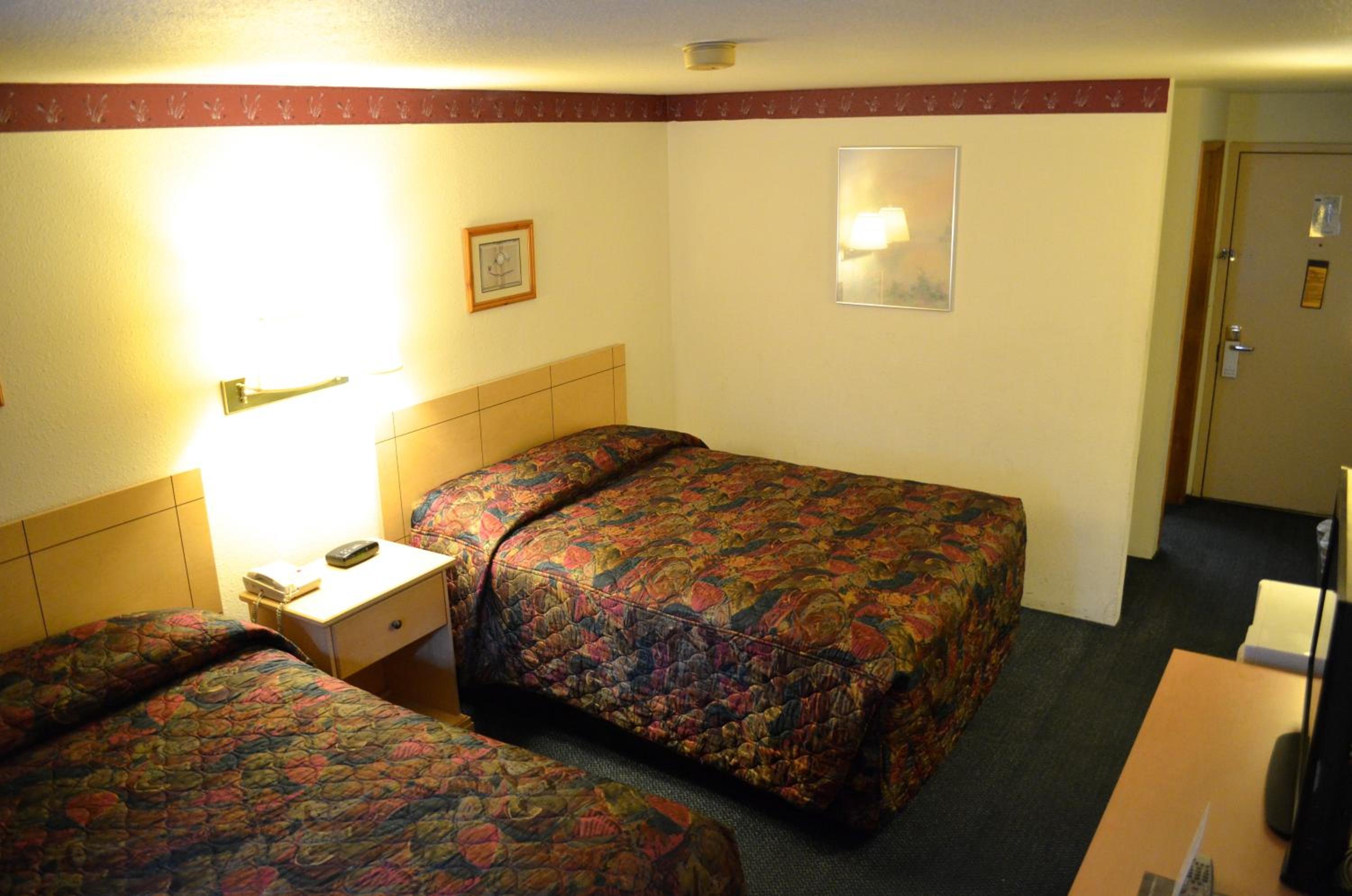 Queen Room with Two Queen Beds - Photo 2
