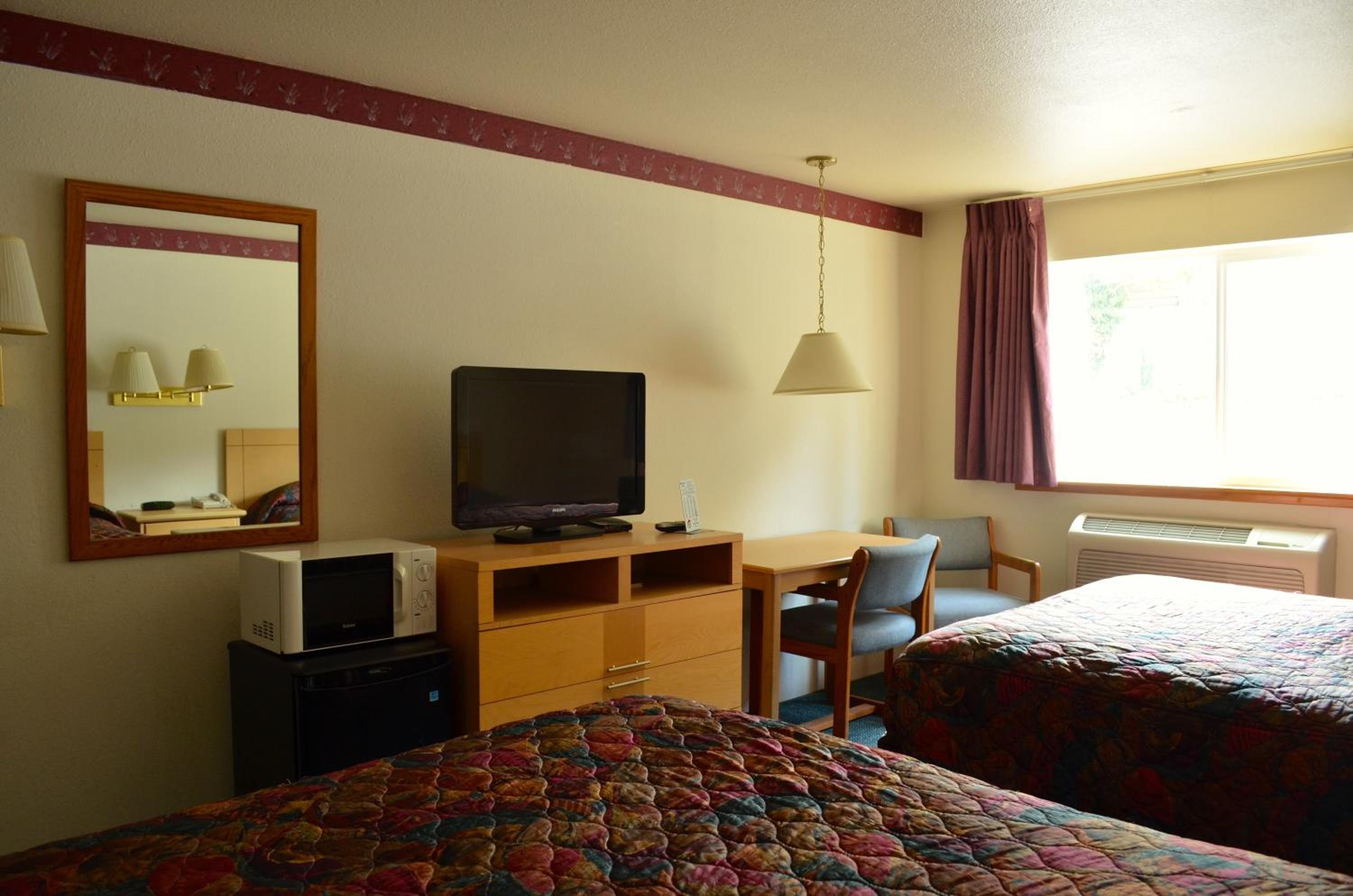 Queen Room with Two Queen Beds - Photo 7