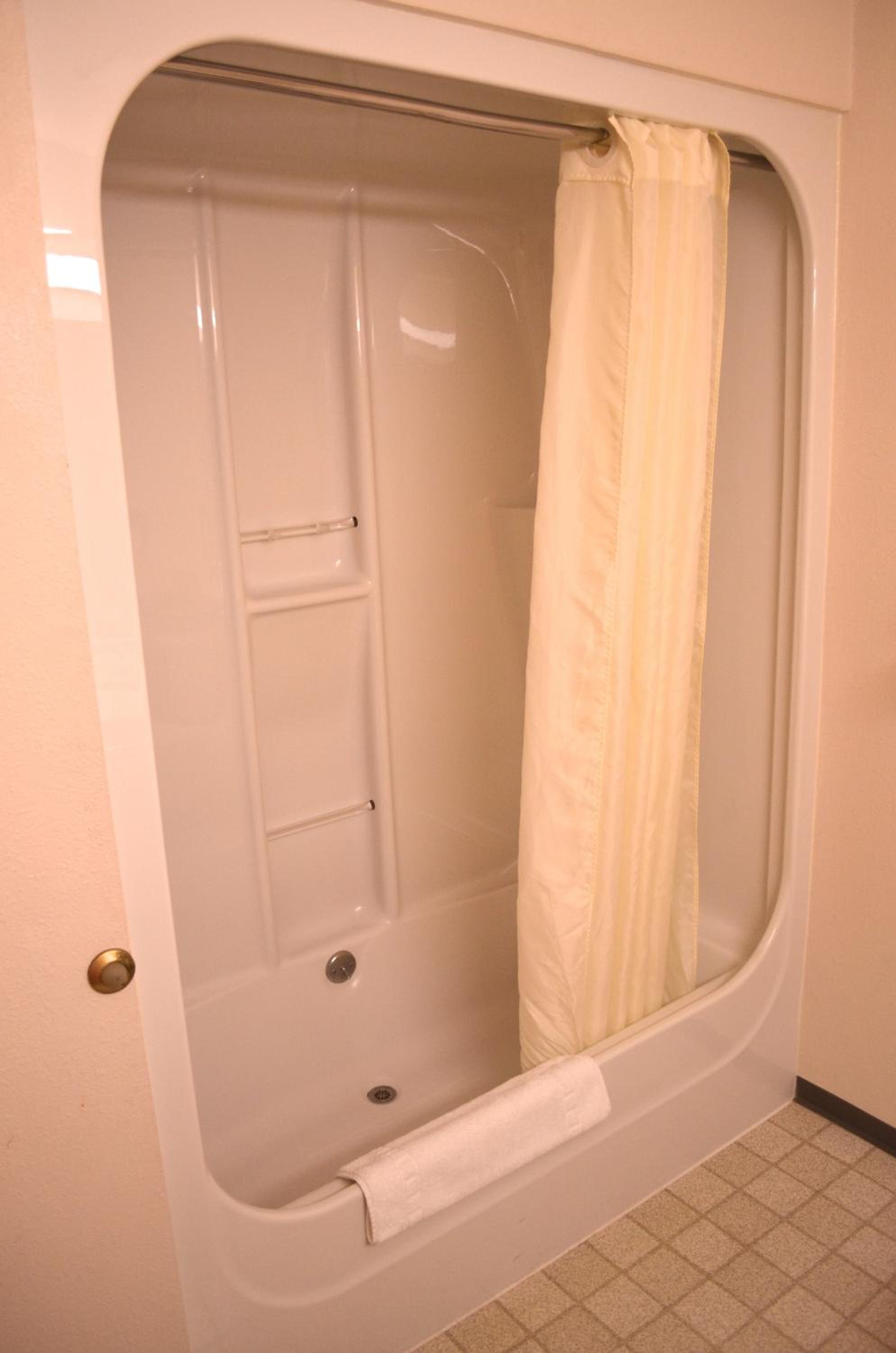 Queen Room with Two Queen Beds - Photo 4
